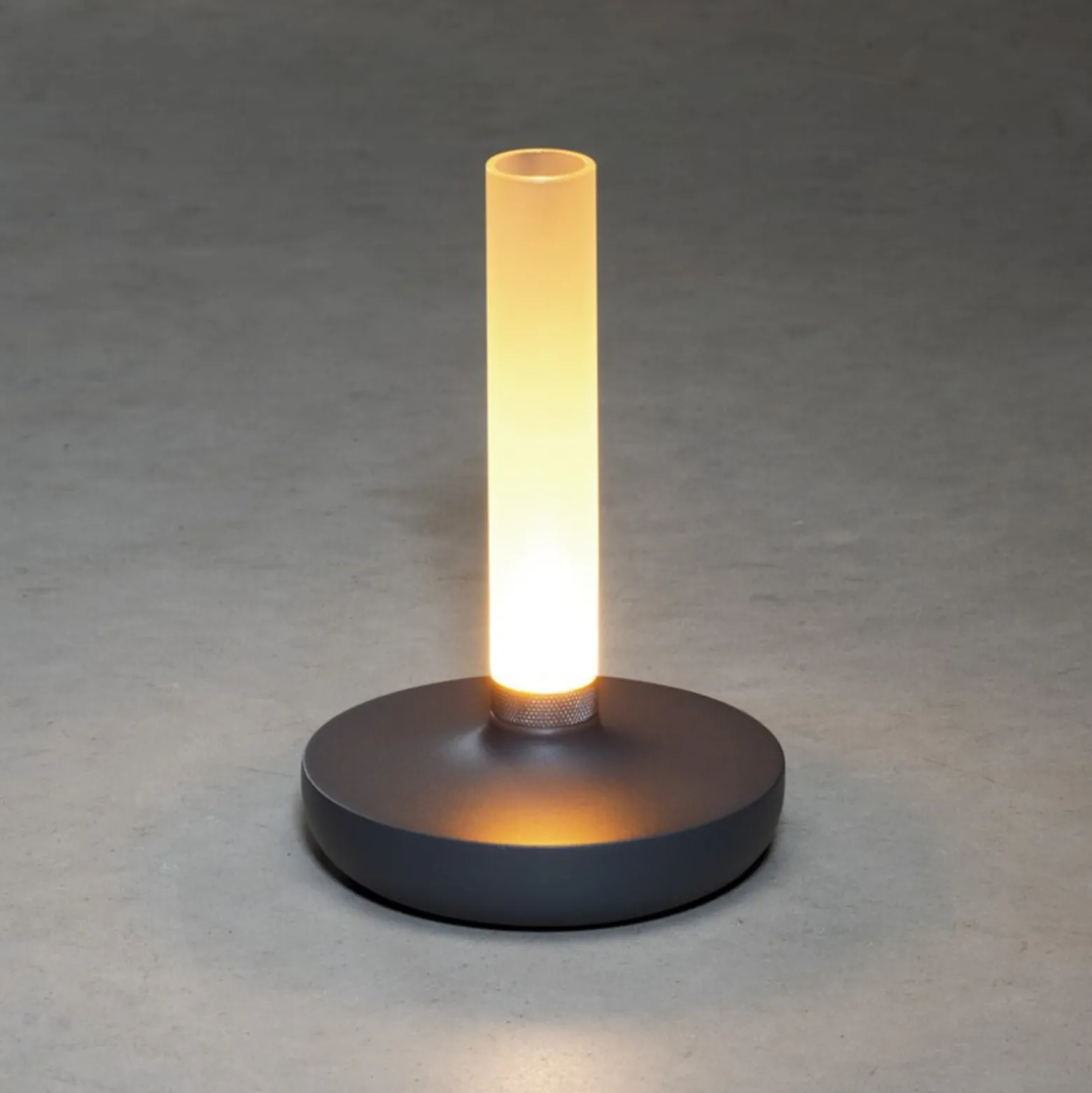 LED-pöytävalaisin Biarritz, IP54, akku, CCT harmaa