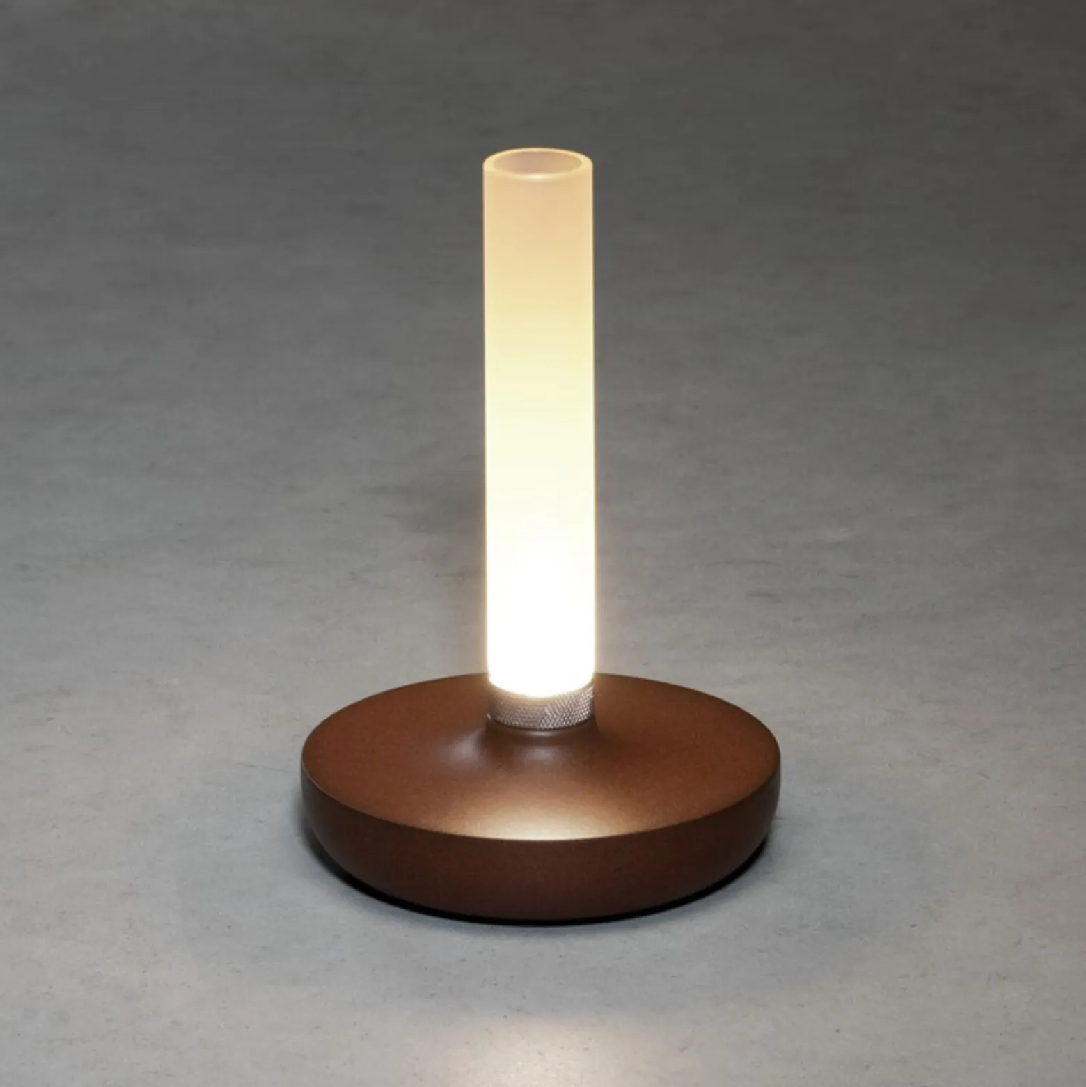 LED-pöytävalaisin Biarritz IP54, akku, CCT, ruoste