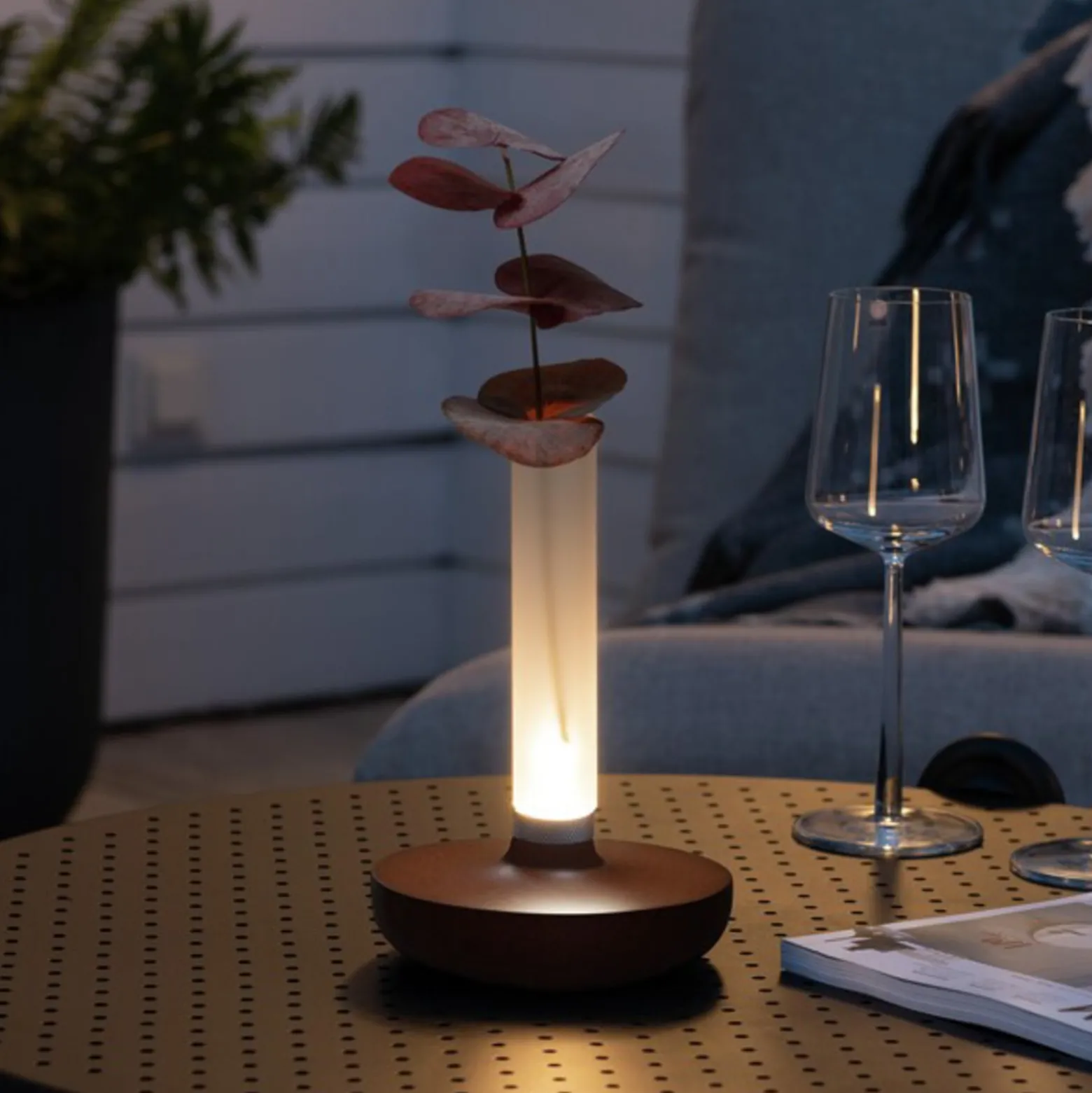 LED-pöytävalaisin Biarritz IP54, akku, CCT, ruoste