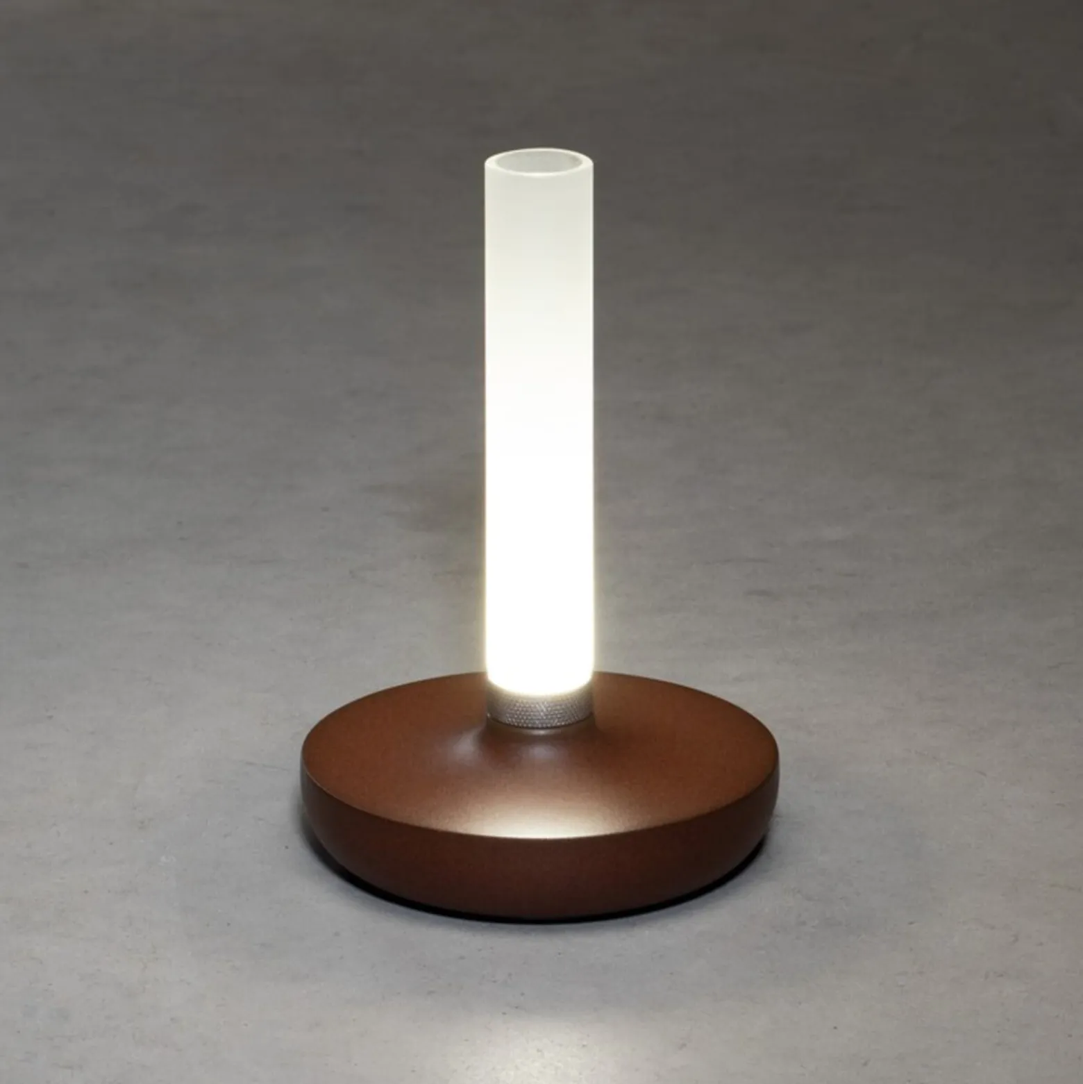 LED-pöytävalaisin Biarritz IP54, akku, CCT, ruoste