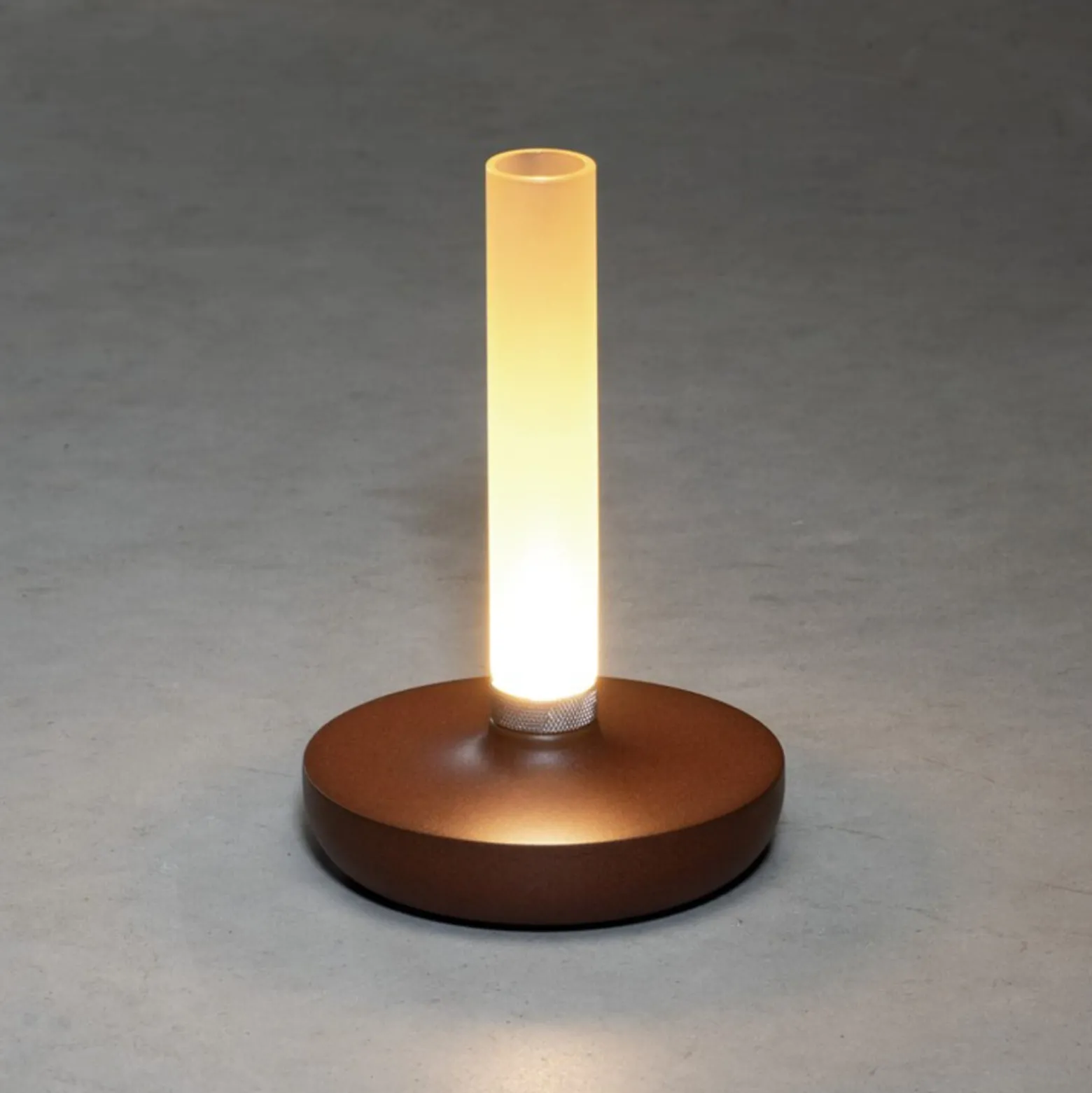 LED-pöytävalaisin Biarritz IP54, akku, CCT, ruoste