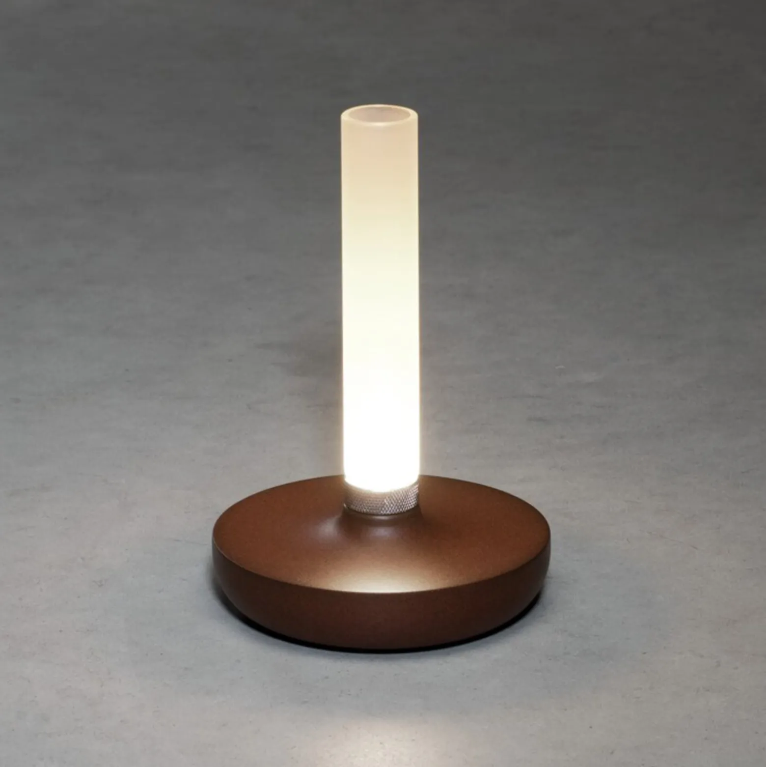 LED-pöytävalaisin Biarritz IP54, akku, CCT, ruoste
