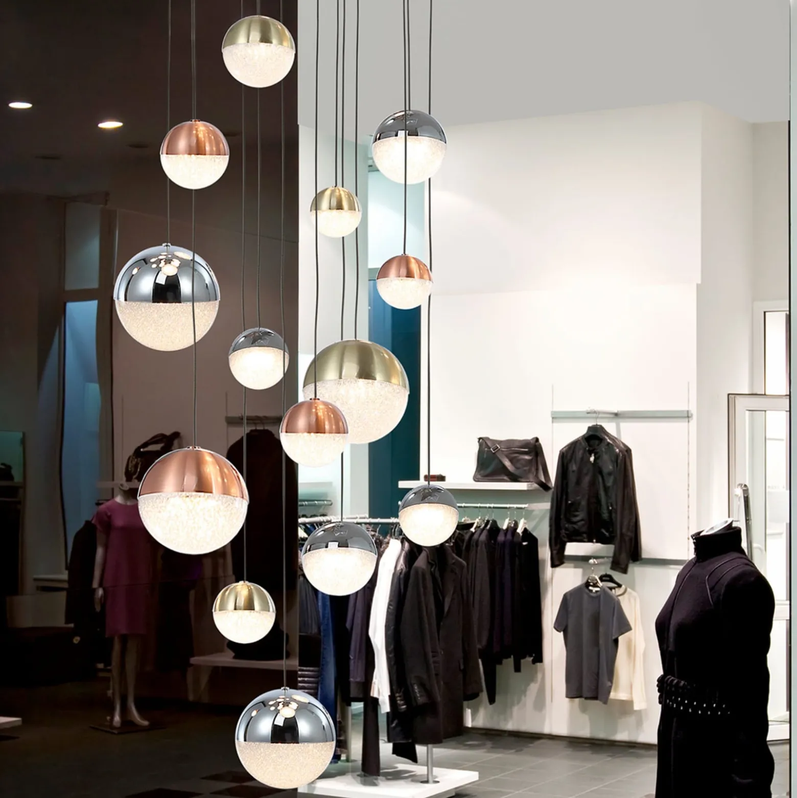 LED-riippuvalo Sphere multicolour 14-lamppuinen