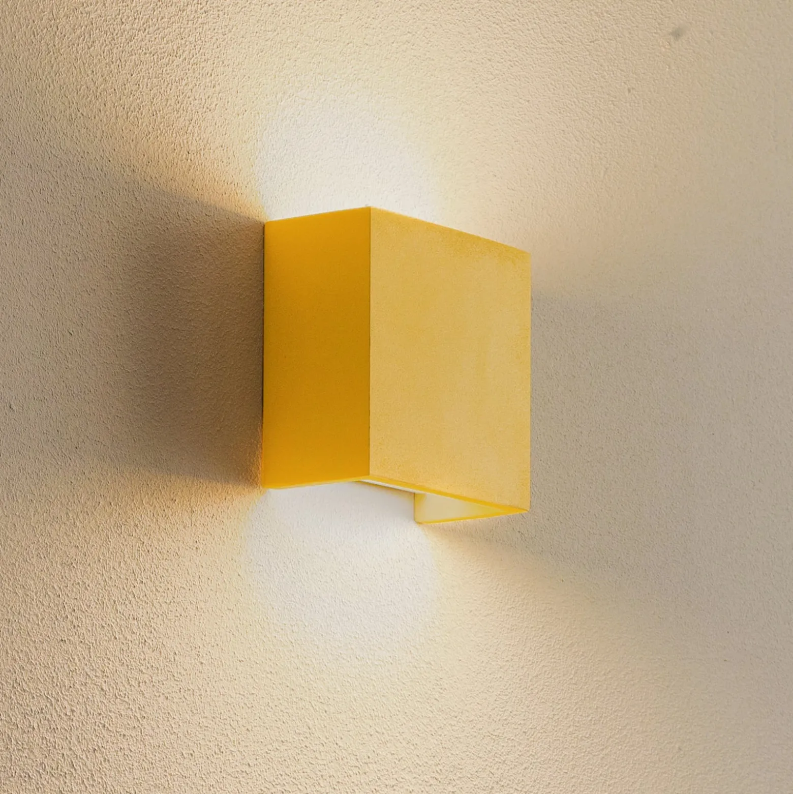 LED-seinävalaisin Gianto ylös/alas, keltainen