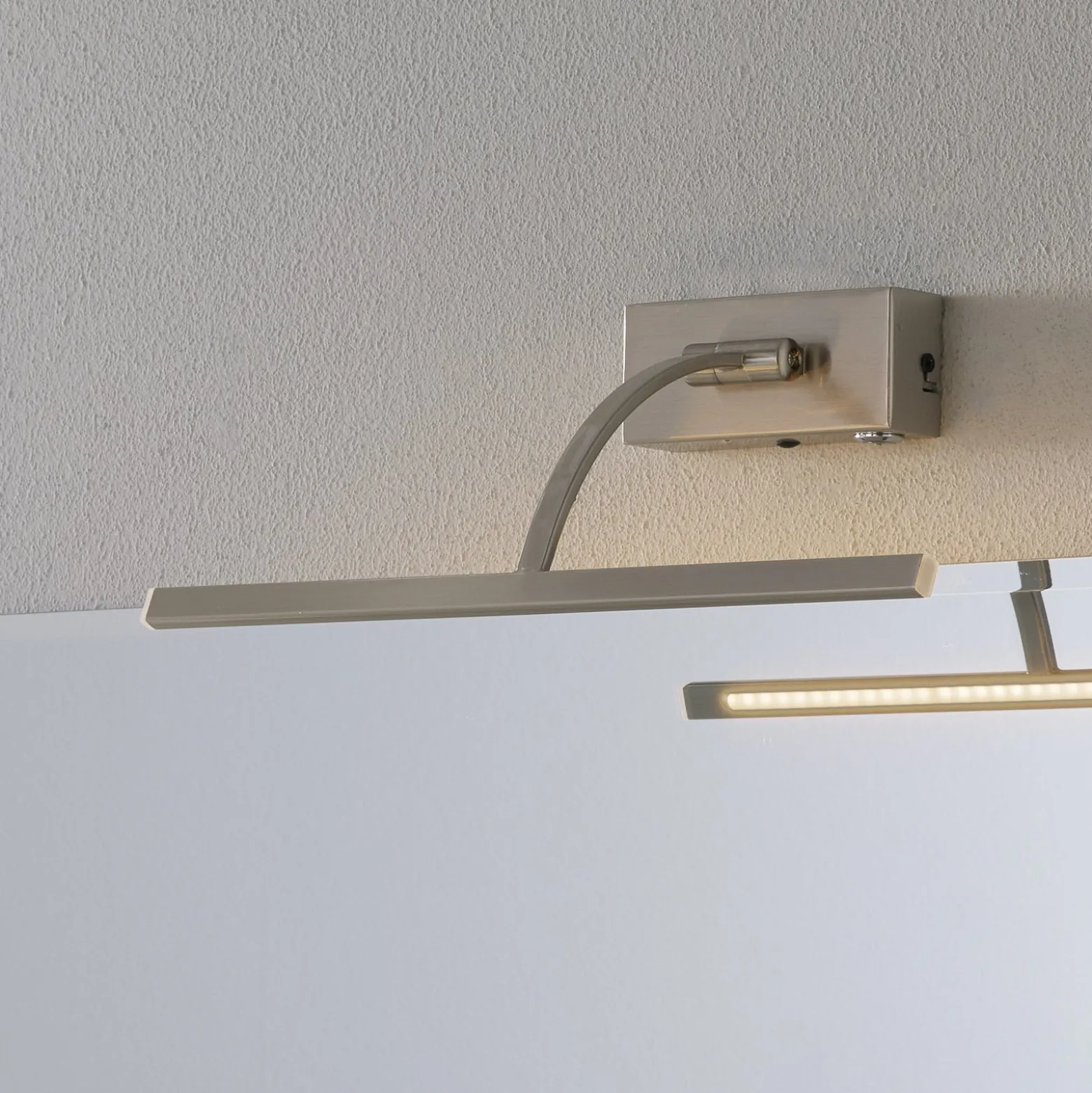 LED-seinävalaisin Matisse, leveys 34 cm, hopea
