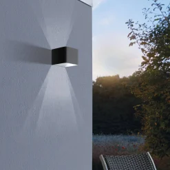 LED-ulkoseinälamppu Doninni 1, musta, leveys 13 cm, 2-lamppuinen.