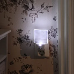LED-yövalo 357-11 pistorasiaan