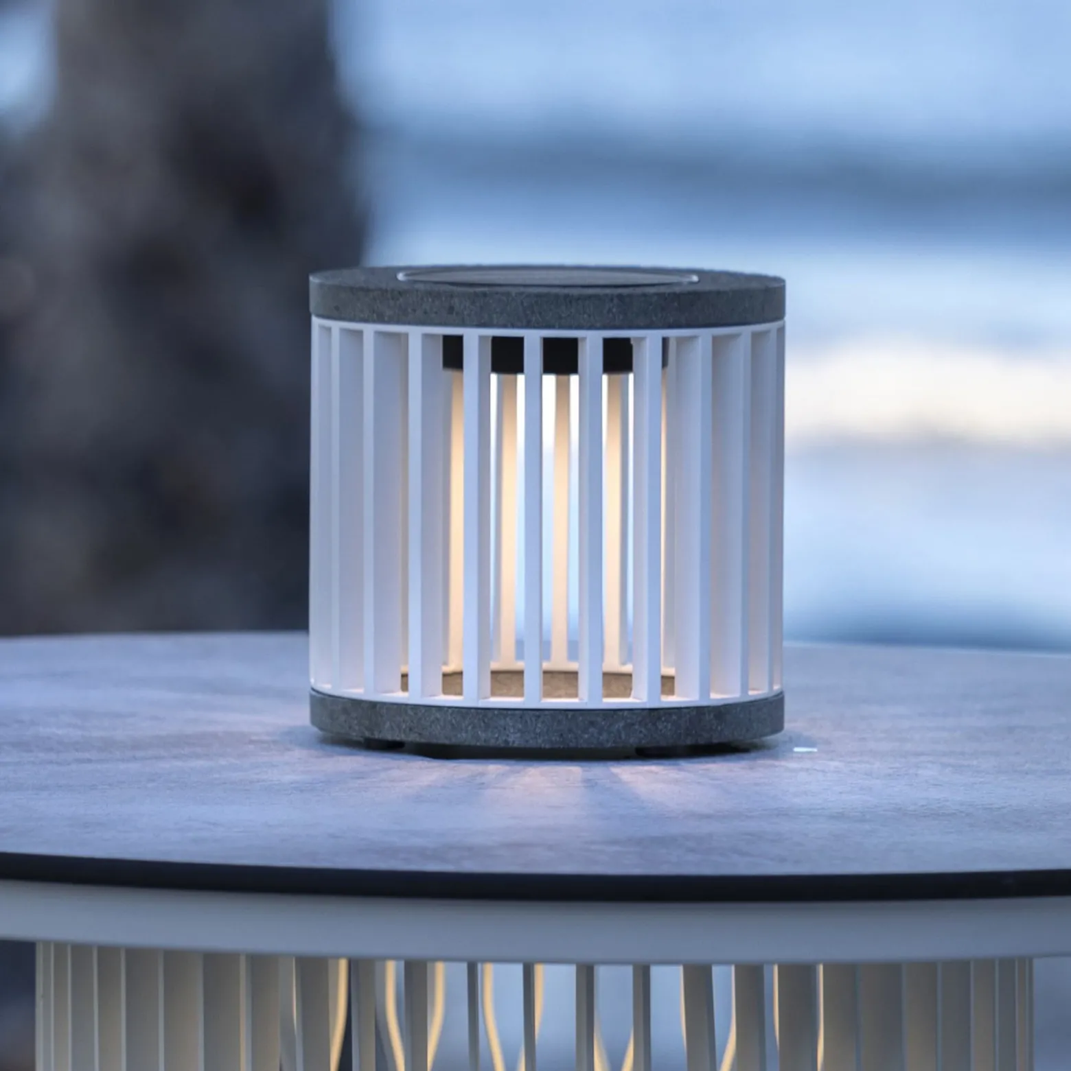 Les Jardins LED-aurinkopöytävalaisin Halo, valkoinen, alumiini/graniitti