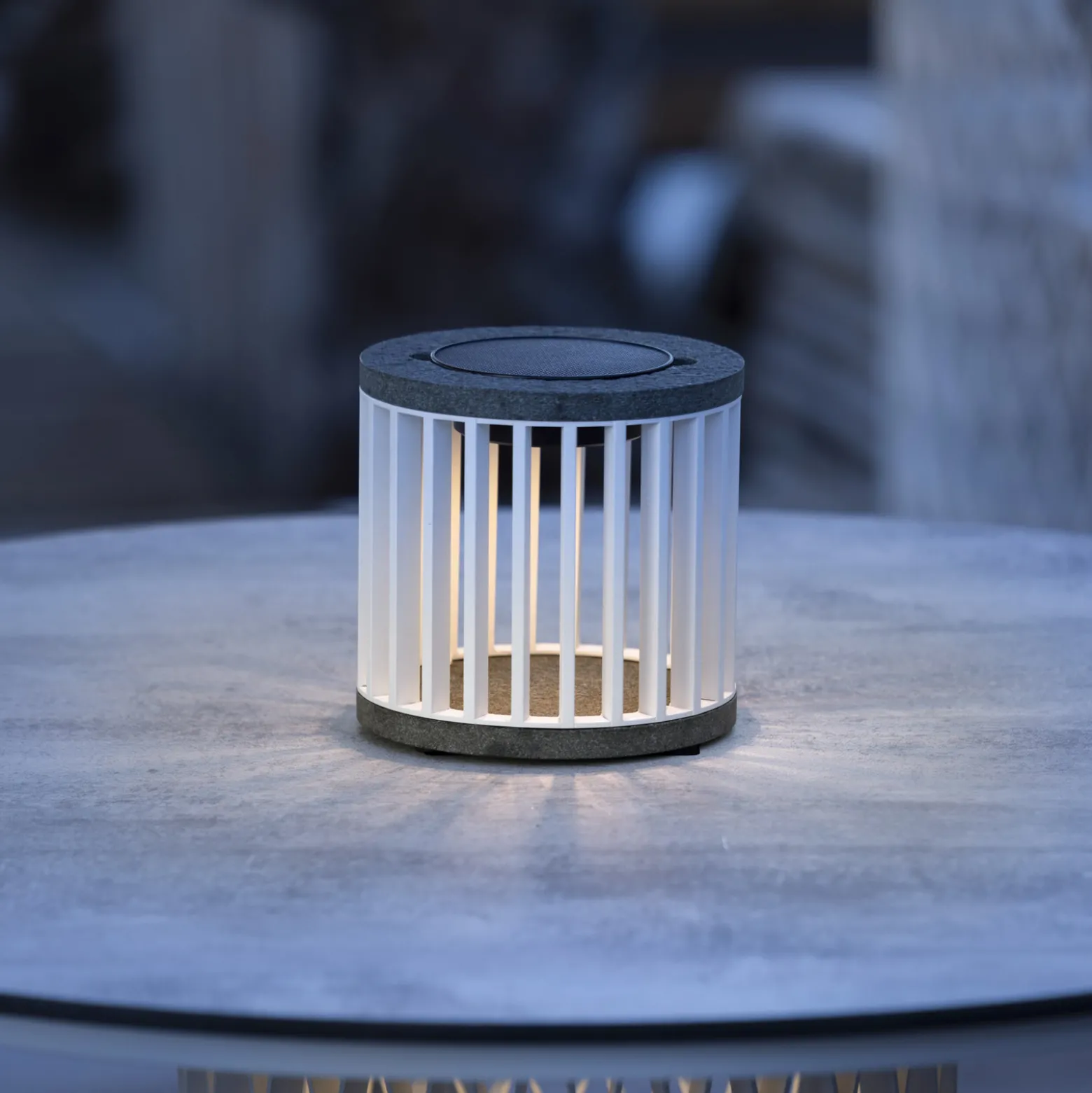 Les Jardins LED-aurinkopöytävalaisin Halo, valkoinen, alumiini/graniitti