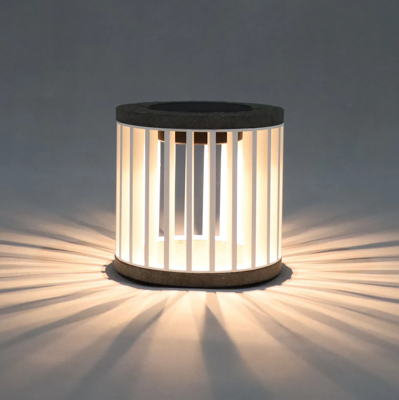Les Jardins LED-aurinkopöytävalaisin Halo, valkoinen, alumiini/graniitti