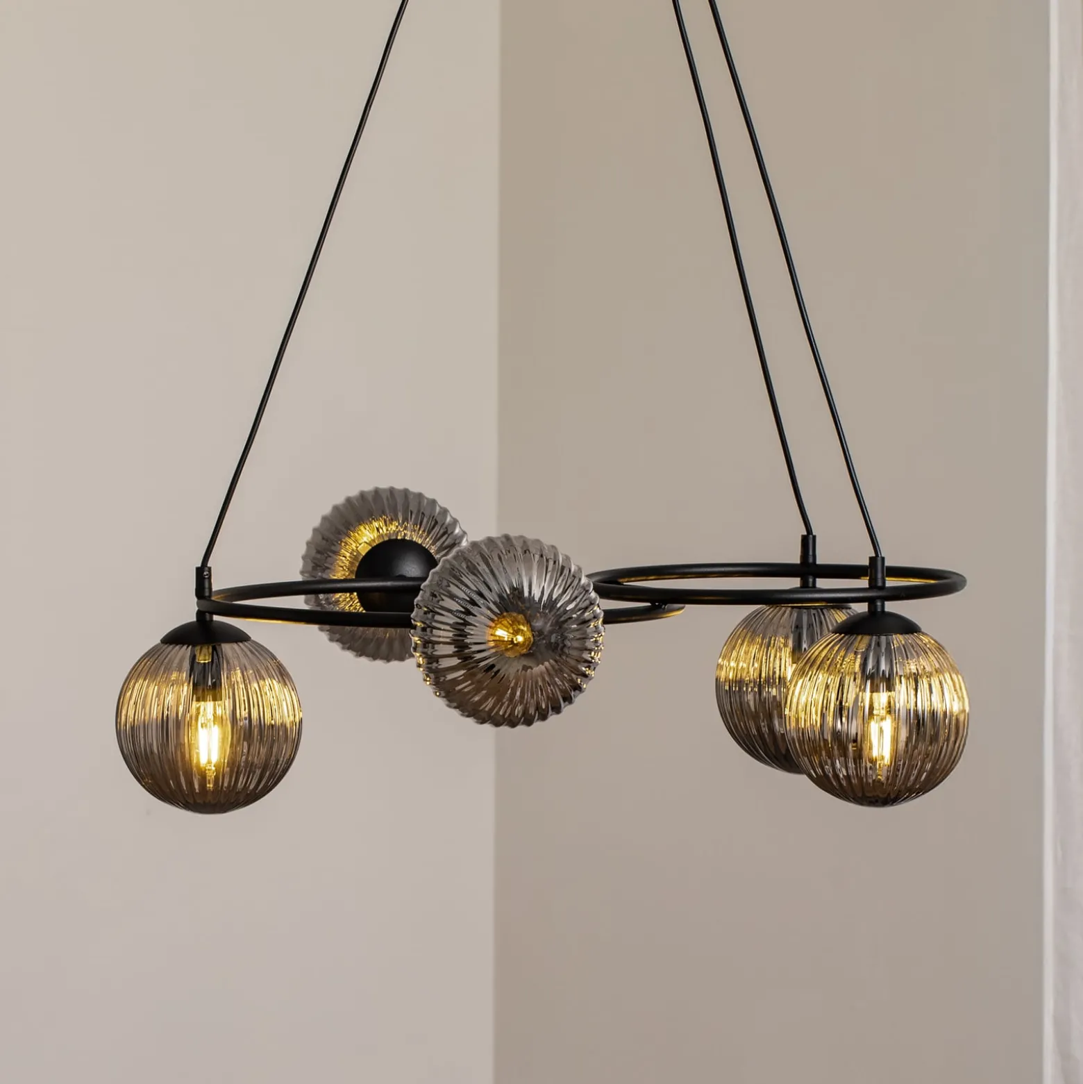 Libra olohuoneen valaisin, savunharmaa/musta, Ø 70 cm, 5-valo.