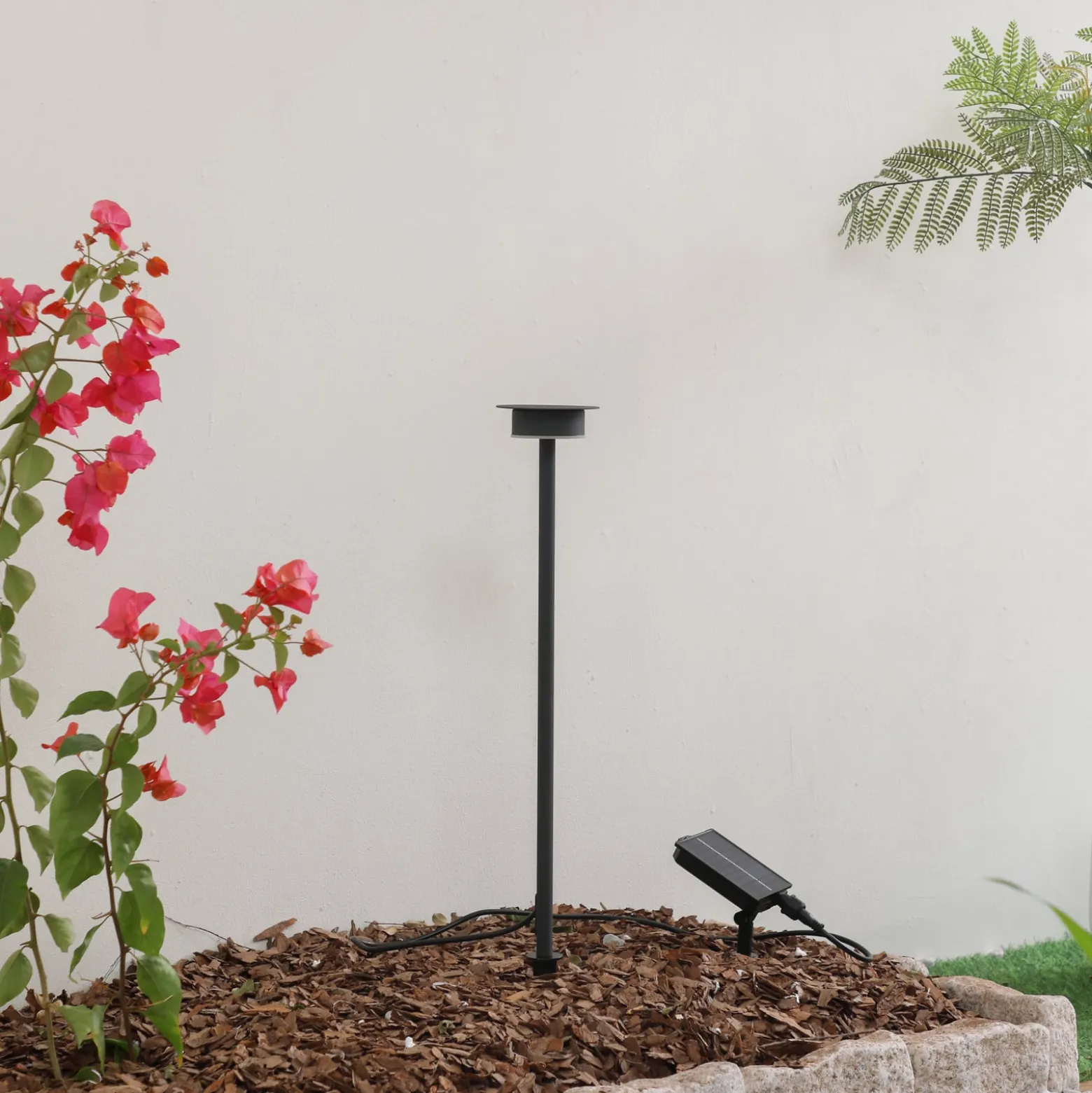 Lindby aurinkokäyttöinen LED-valaisin Lyris, musta, alumiini, 3 000 K