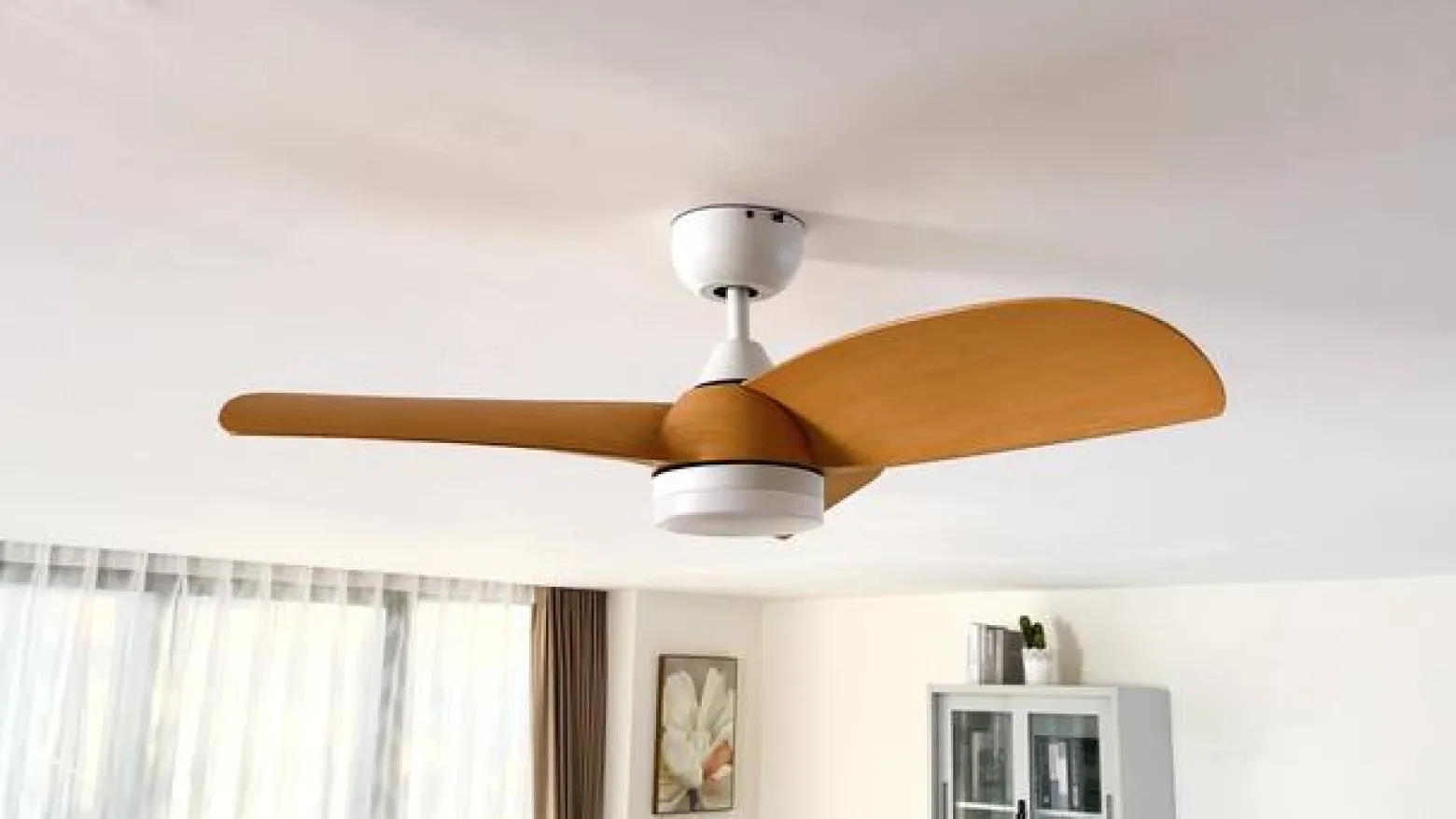 Lindby Enon LED-kattotuuletin, valkoinen/puunvärinen, DC, hiljainen