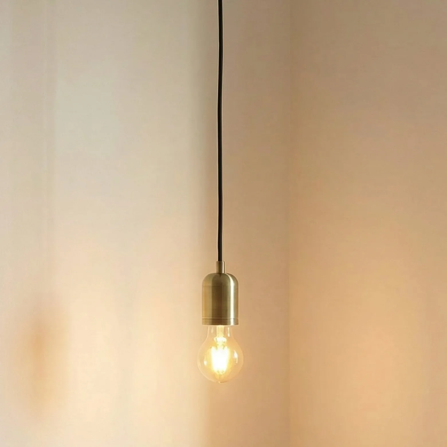 Lindby Hattie-riippuvalaisin, E27-pidin, messinki, Ø 4,7 cm