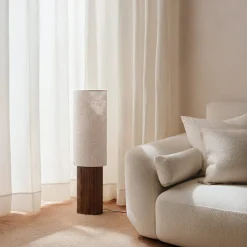 Lindby Kimiko -lattiavalaisin, korkeus 100 cm, pähkinäpuu, tekstiili