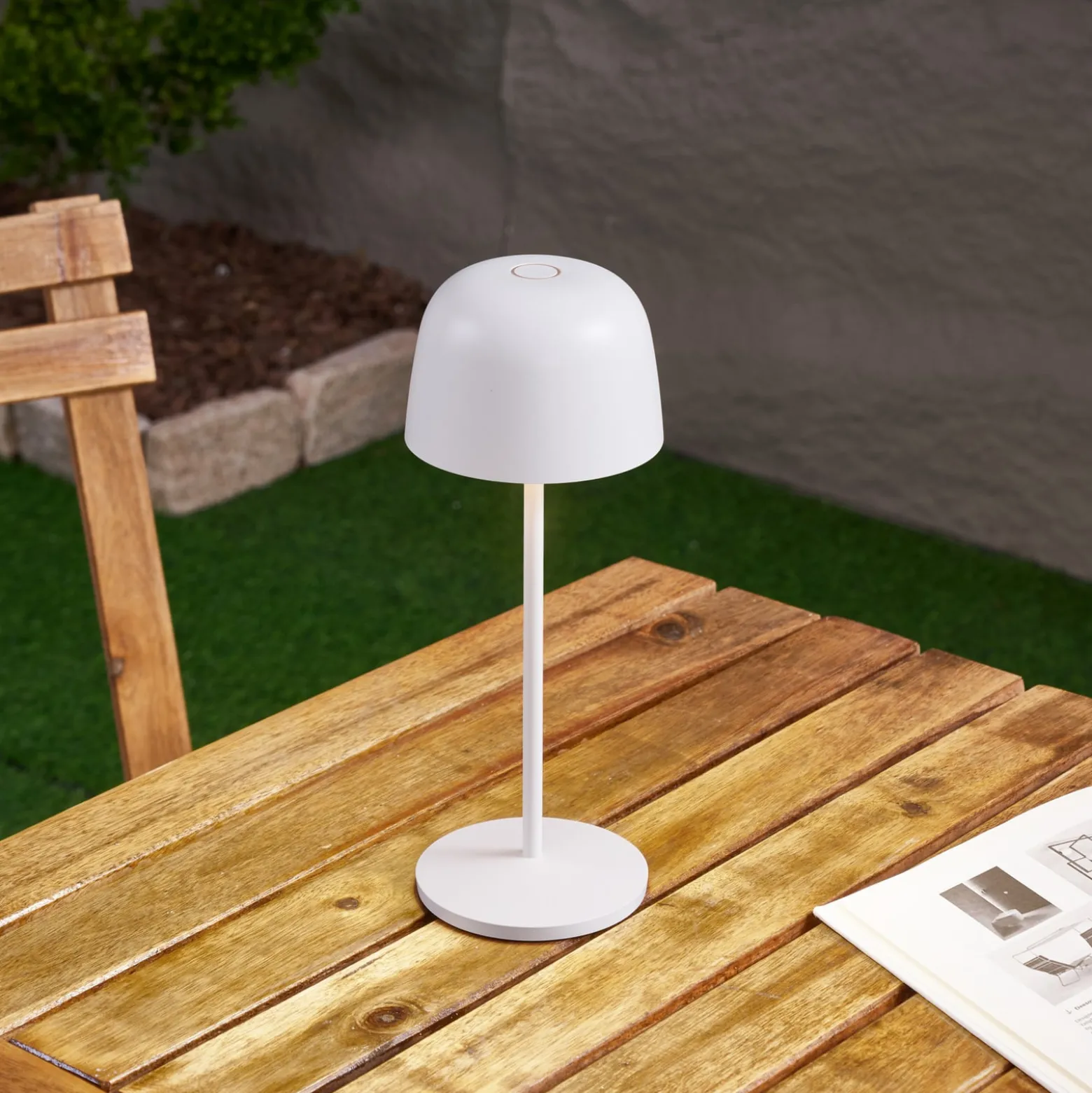 Lindby LED-akkukäyttöinen pöytävalaisin Arietty, valkoinen, himmennettävä, IP65