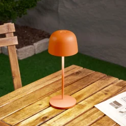 Lindby LED-akku-pöytävalaisin Arietty, oranssi, himmennettävä, IP65