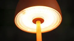 Lindby LED-akku-pöytävalaisin Arietty, oranssi, himmennettävä, IP65