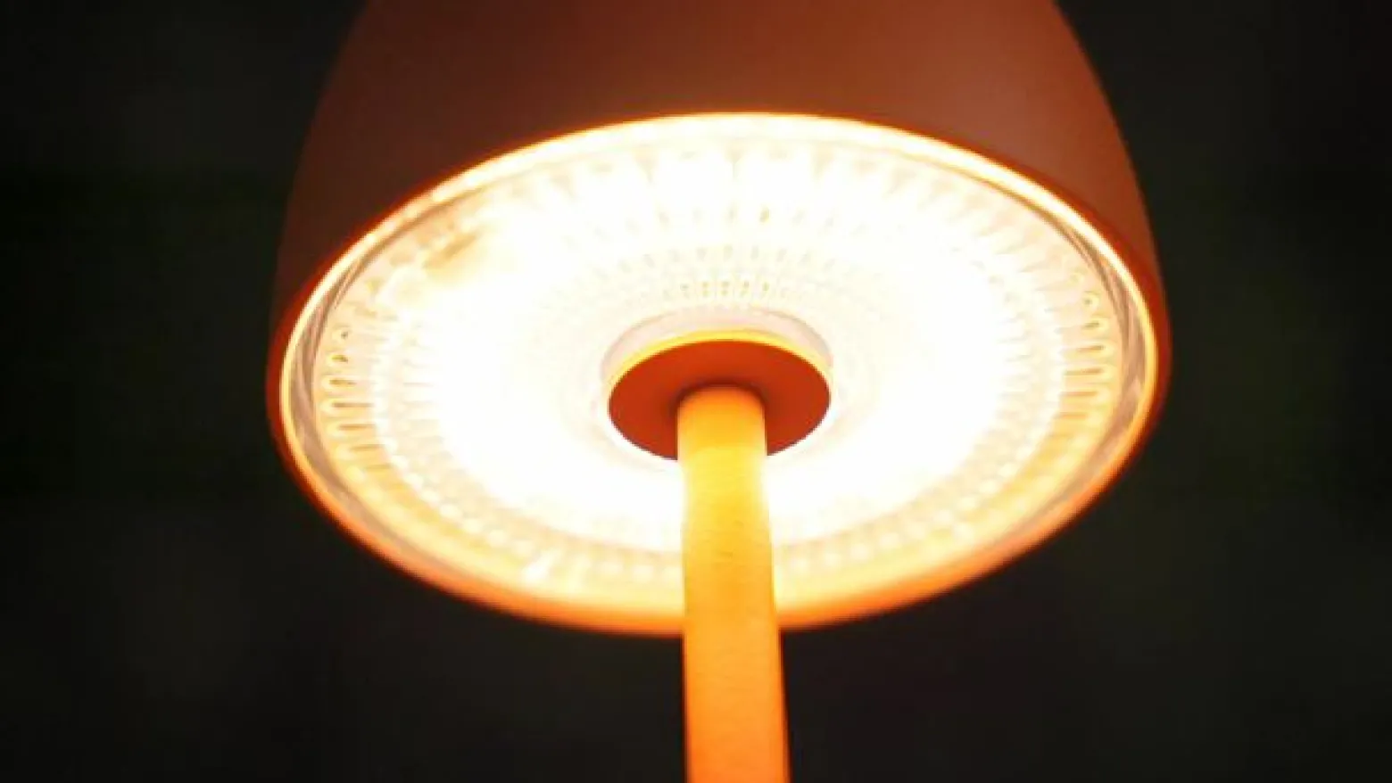 Lindby LED-akku-pöytävalaisin Arietty, oranssi, himmennettävä, IP65