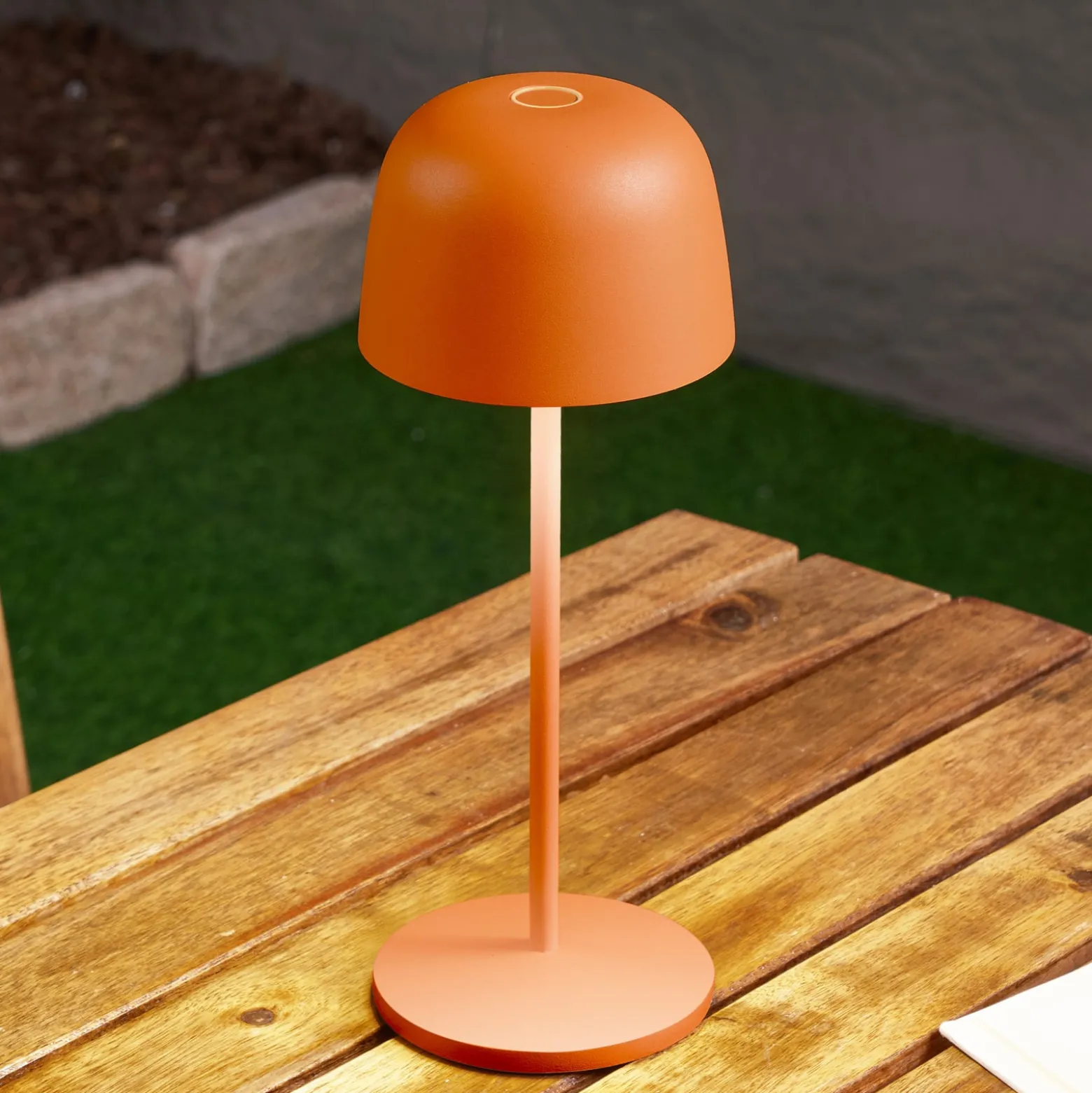 Lindby LED-akku-pöytävalaisin Arietty, oranssi, himmennettävä, IP65