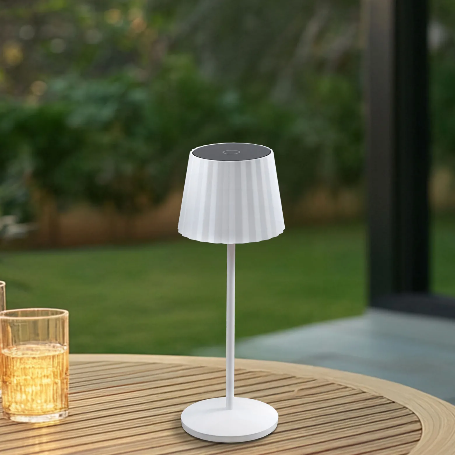 Lindby LED-akku pöytävalaisin Esali, valkoinen, uurteet, 29 cm