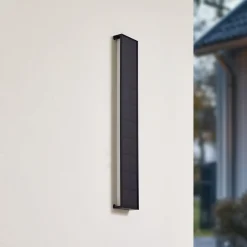 Lindby LED-aurinkokäyttöinen seinävalaisin Laarni, himmennettävä, IP54, musta
