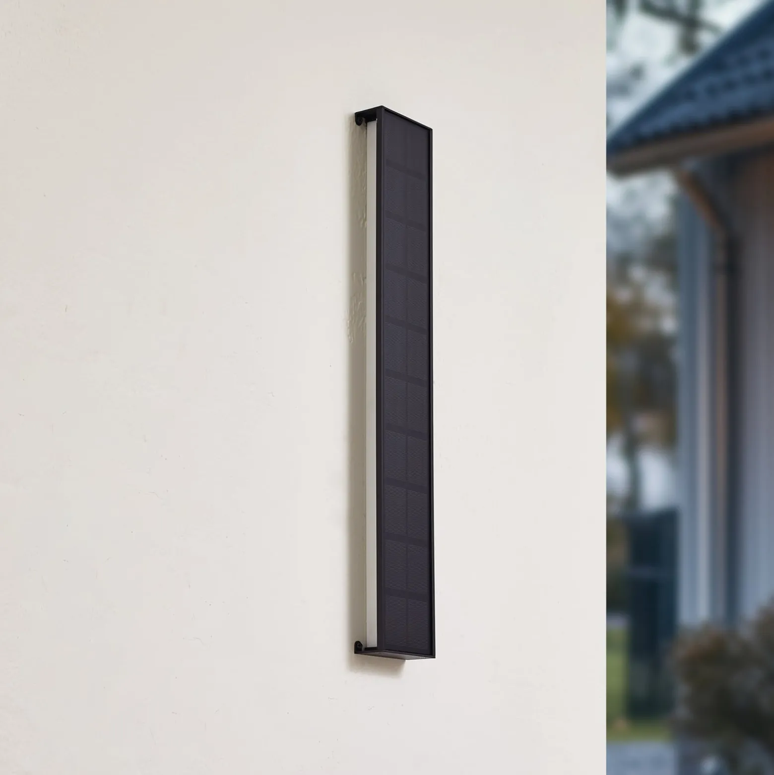 Lindby LED-aurinkokäyttöinen seinävalaisin Laarni, himmennettävä, IP54, musta