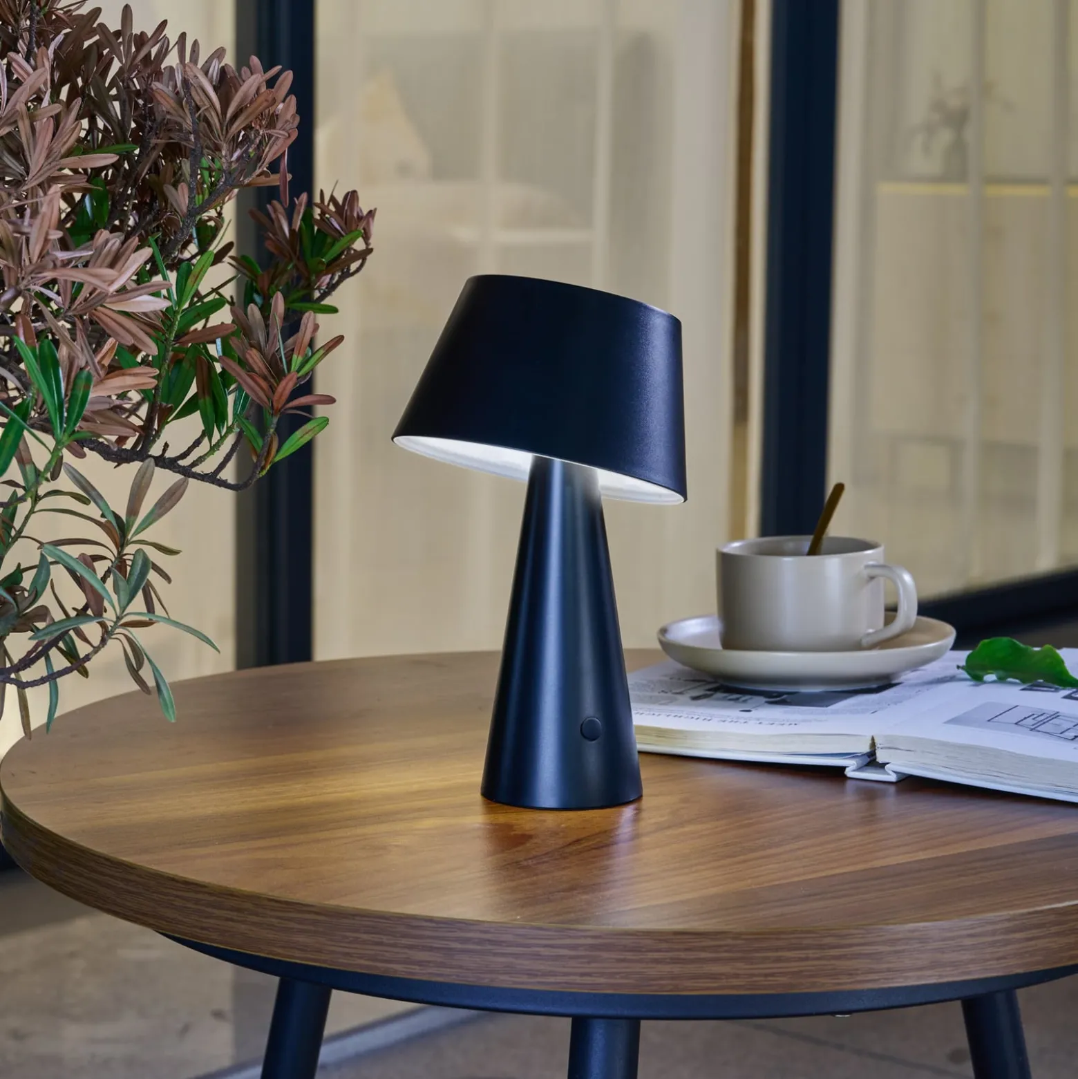 Lindby LED-aurinkopöytälamppu Lirinor musta muovi 13 cm
