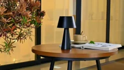 Lindby LED-aurinkopöytälamppu Lirinor musta muovi 13 cm