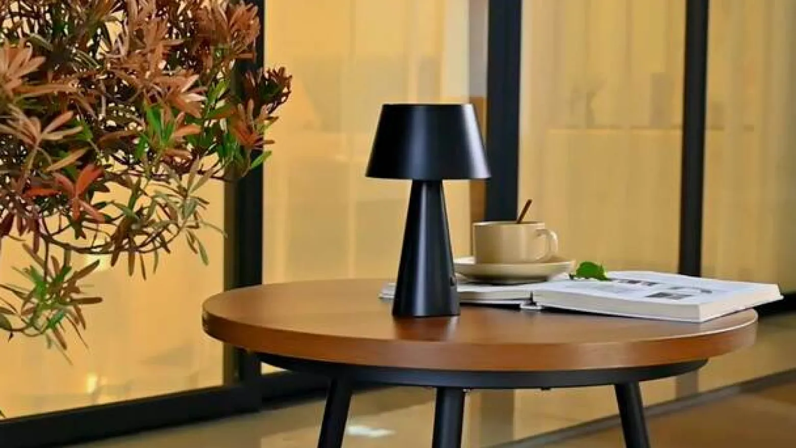 Lindby LED-aurinkopöytälamppu Lirinor musta muovi 13 cm