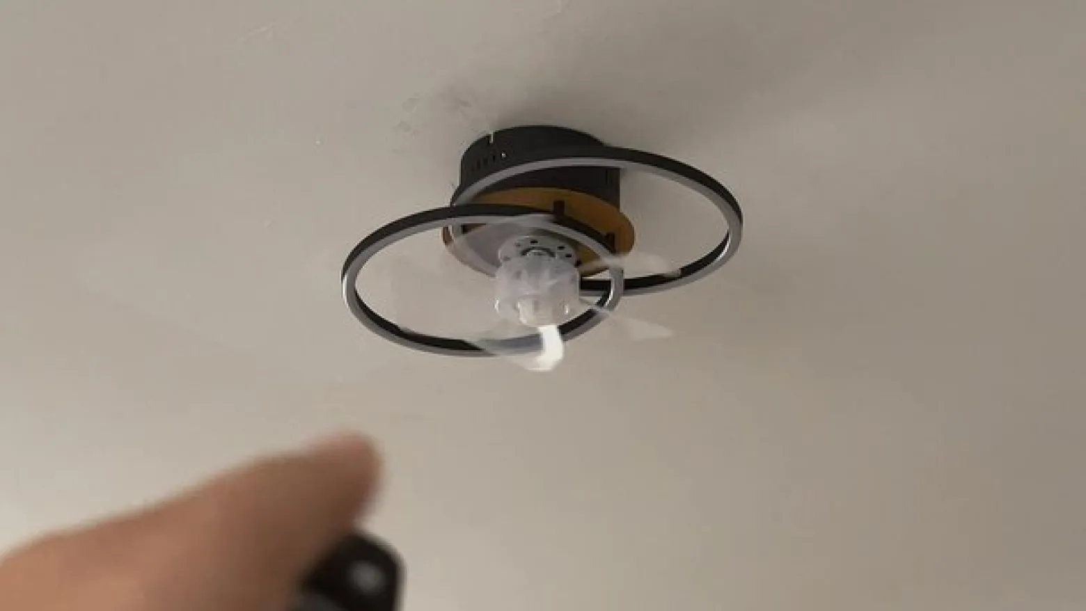 Lindby LED kattotuuletin Lomana, musta, hiljainen, CCT