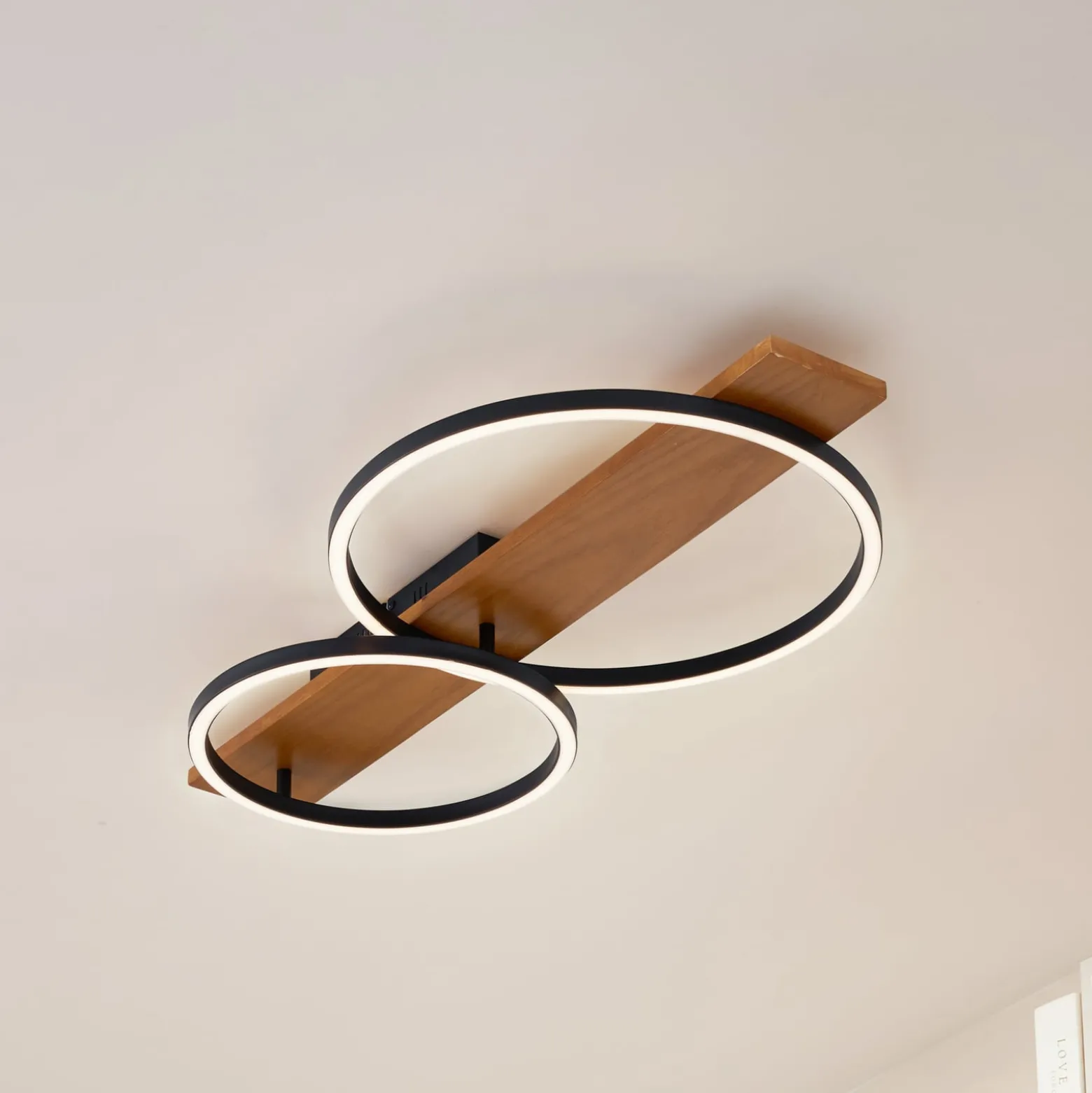 Lindby LED-kattovalaisin Galad, musta, puu, 2-valo, 75 cm