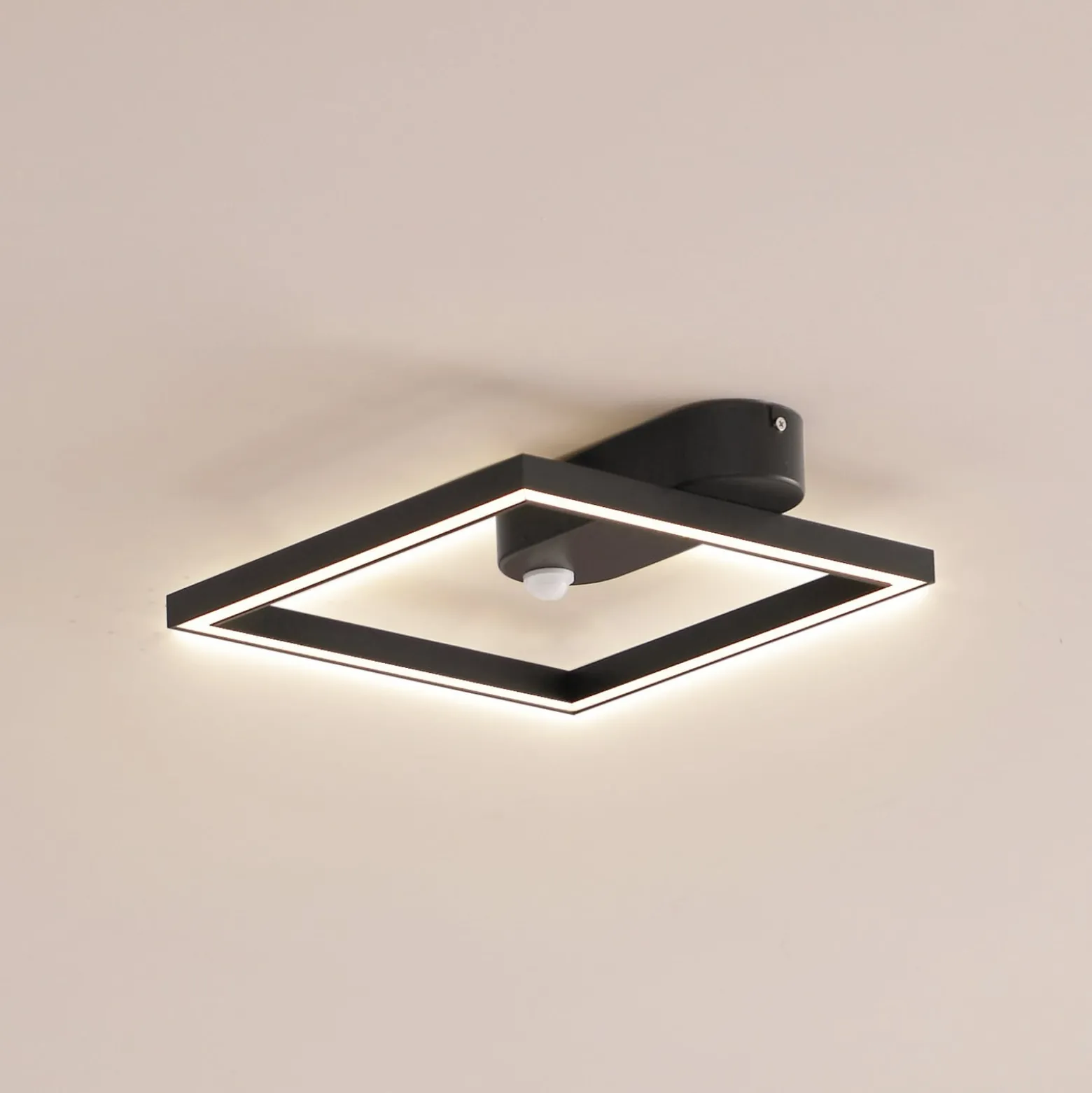 Lindby LED-kattovalaisin Yulla, 34 cm, musta, anturi