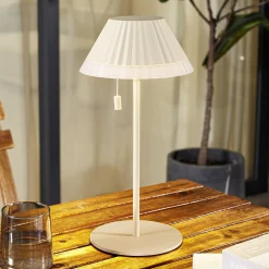 Lindby LED-ladattava pöytävalaisin Ilvi, beige, alumiini, Ø 17,5 cm