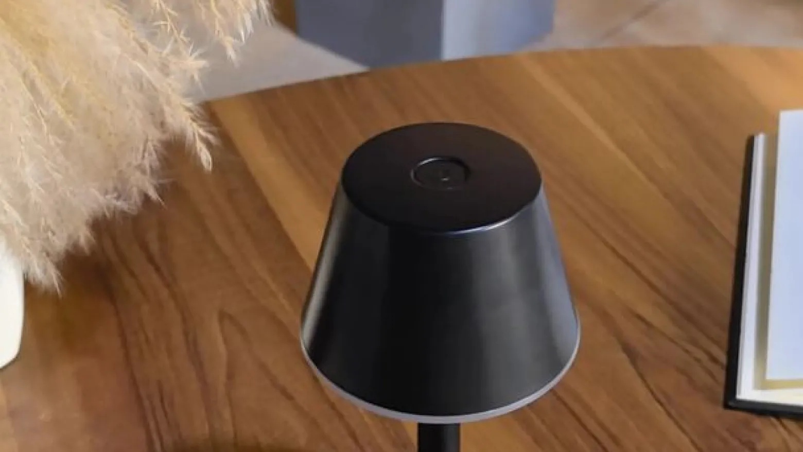 Lindby LED-ladattava valo Gaja, musta, USB, IP44, RGBW, himmeä.