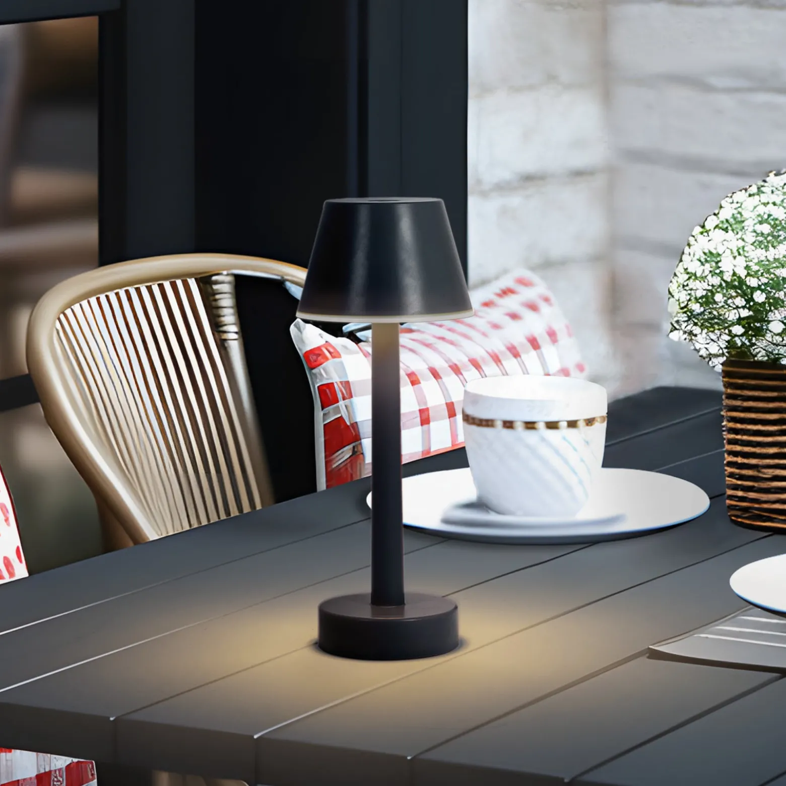 Lindby LED-ladattava valo Gaja, musta, USB, IP44, RGBW, himmeä.