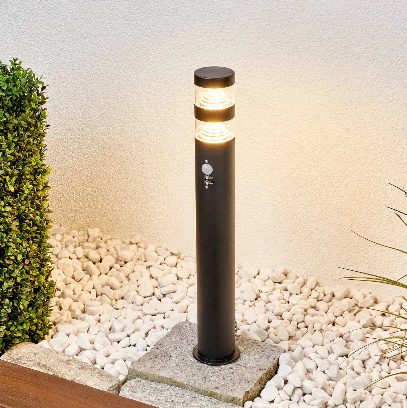 Lindby LED-pylväsvalaisin Lanea, 60 cm, musta, anturi, IP44