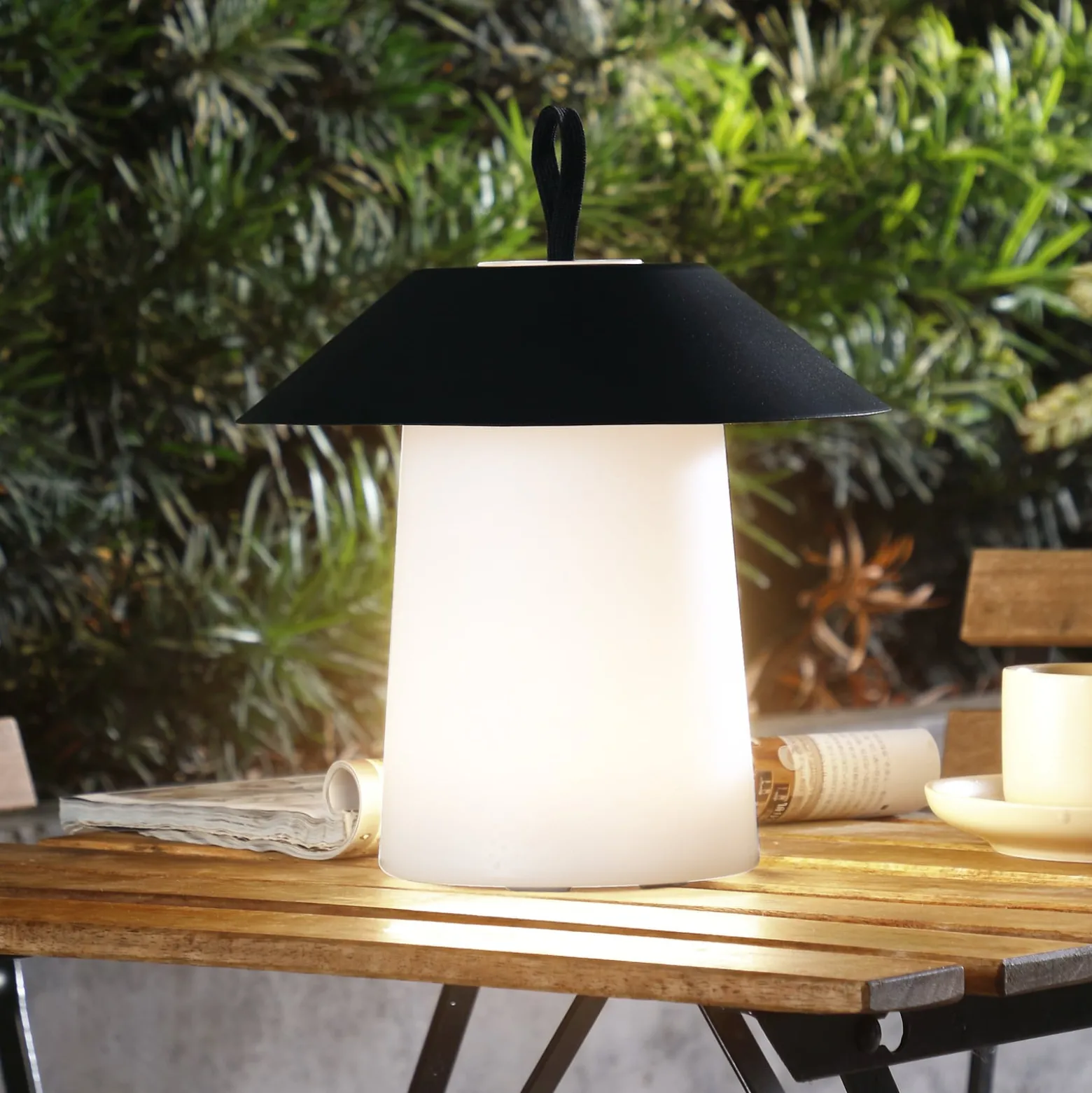 Lindby LED-pöytävalaisin Kalina, musta/valkoinen, IP44