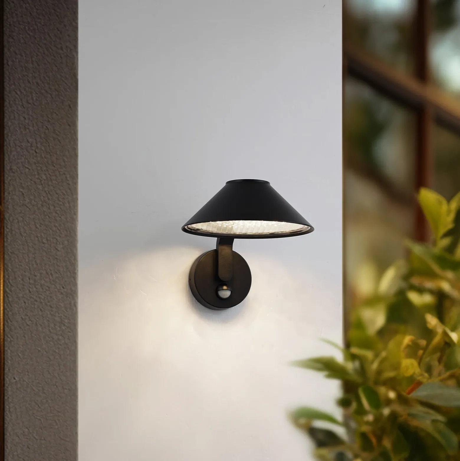 Lindby LED-seinälamppu Capelo, musta, metalli, anturi, Ø20cm