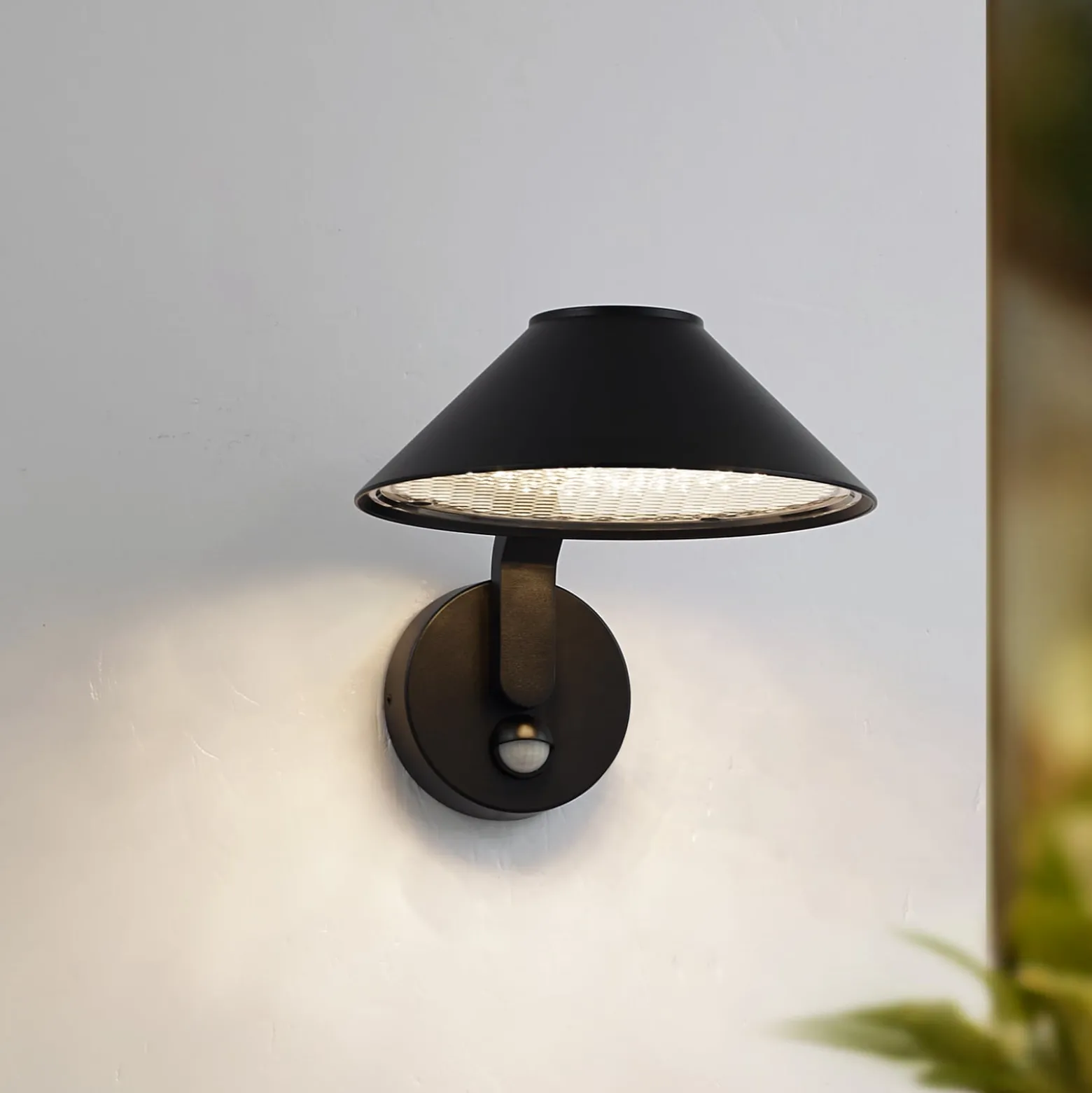 Lindby LED-seinälamppu Capelo, musta, metalli, anturi, Ø20cm