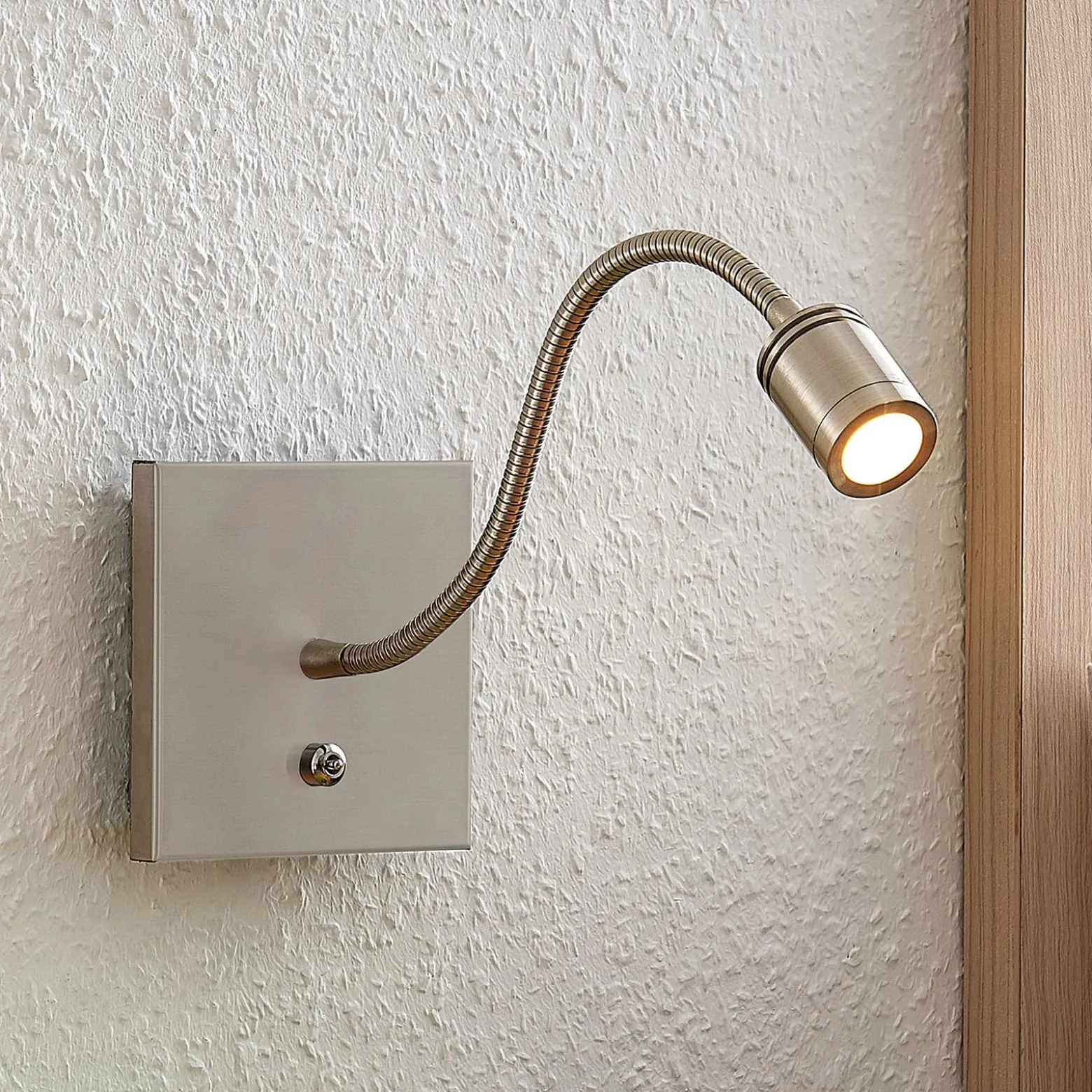Lindby LED-seinävalaisin Legera, 11 cm, nikkelin värinen, joustava varsi