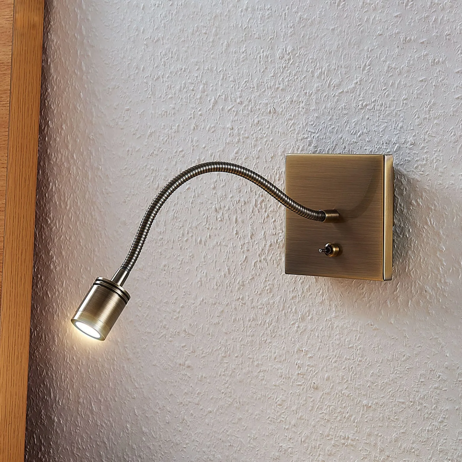Lindby LED-seinävalaisin Mayar, messinki, metalli, lukulamppu, 11cm