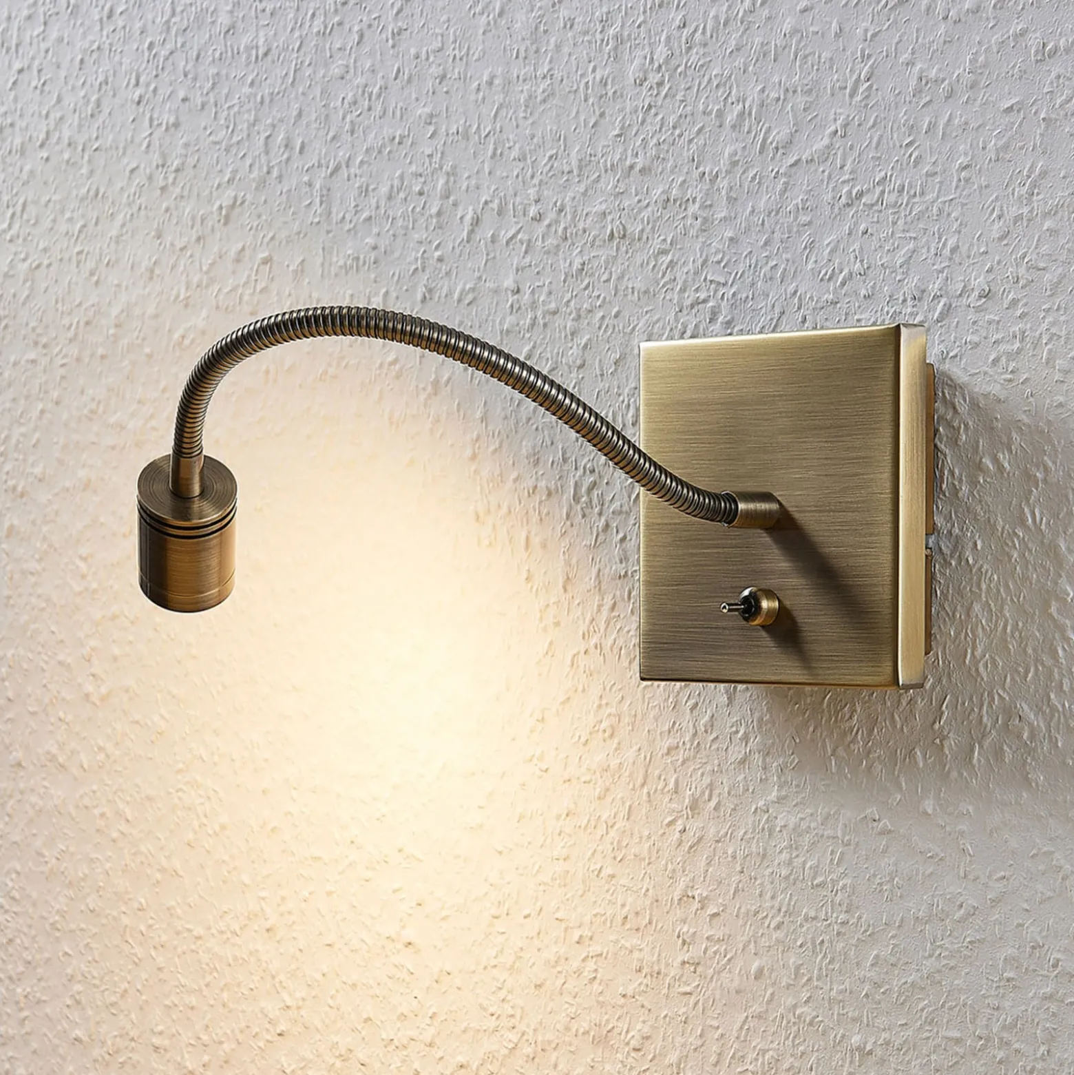 Lindby LED-seinävalaisin Mayar, messinki, metalli, lukulamppu, 11cm