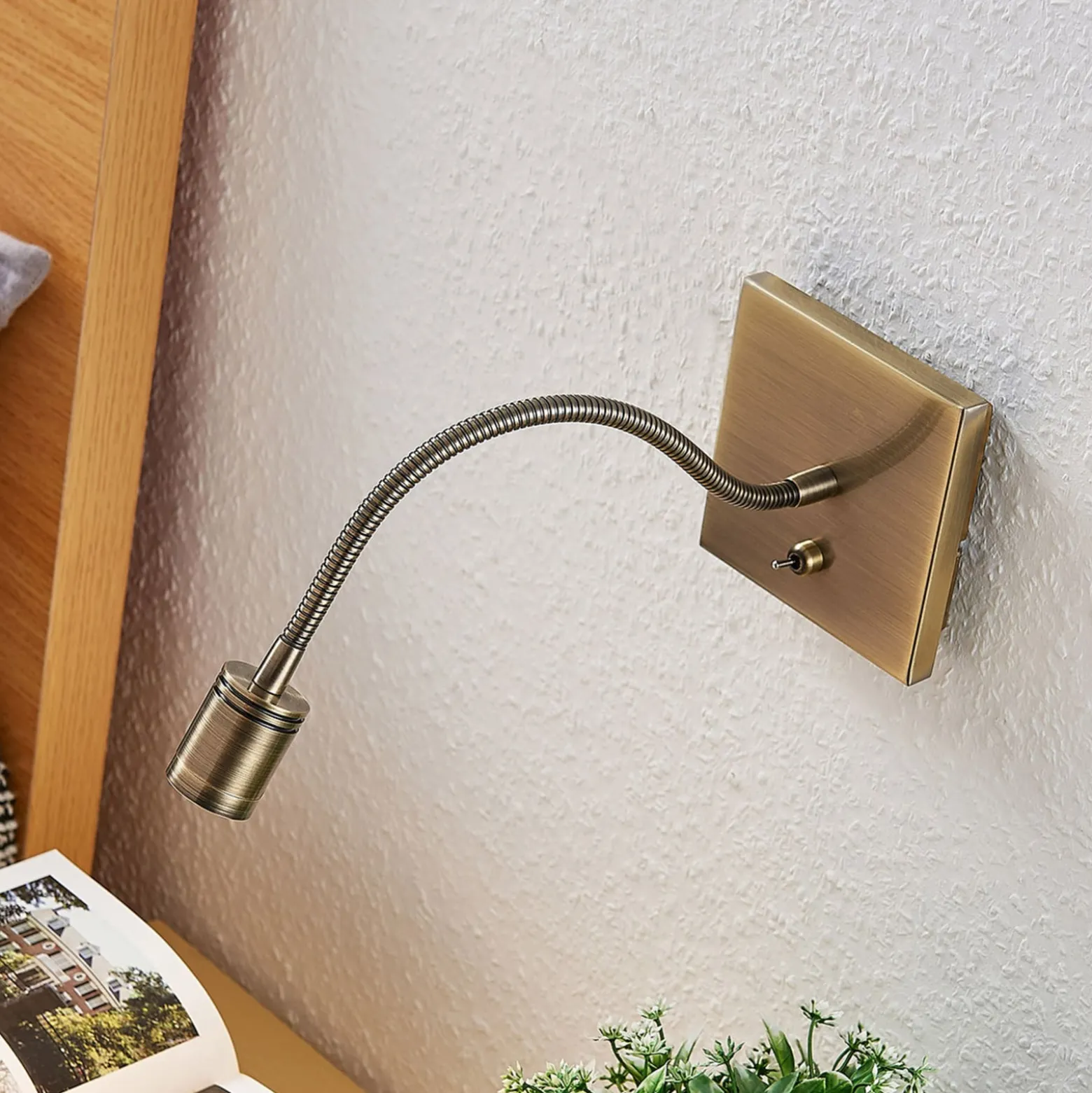 Lindby LED-seinävalaisin Mayar, messinki, metalli, lukulamppu, 11cm