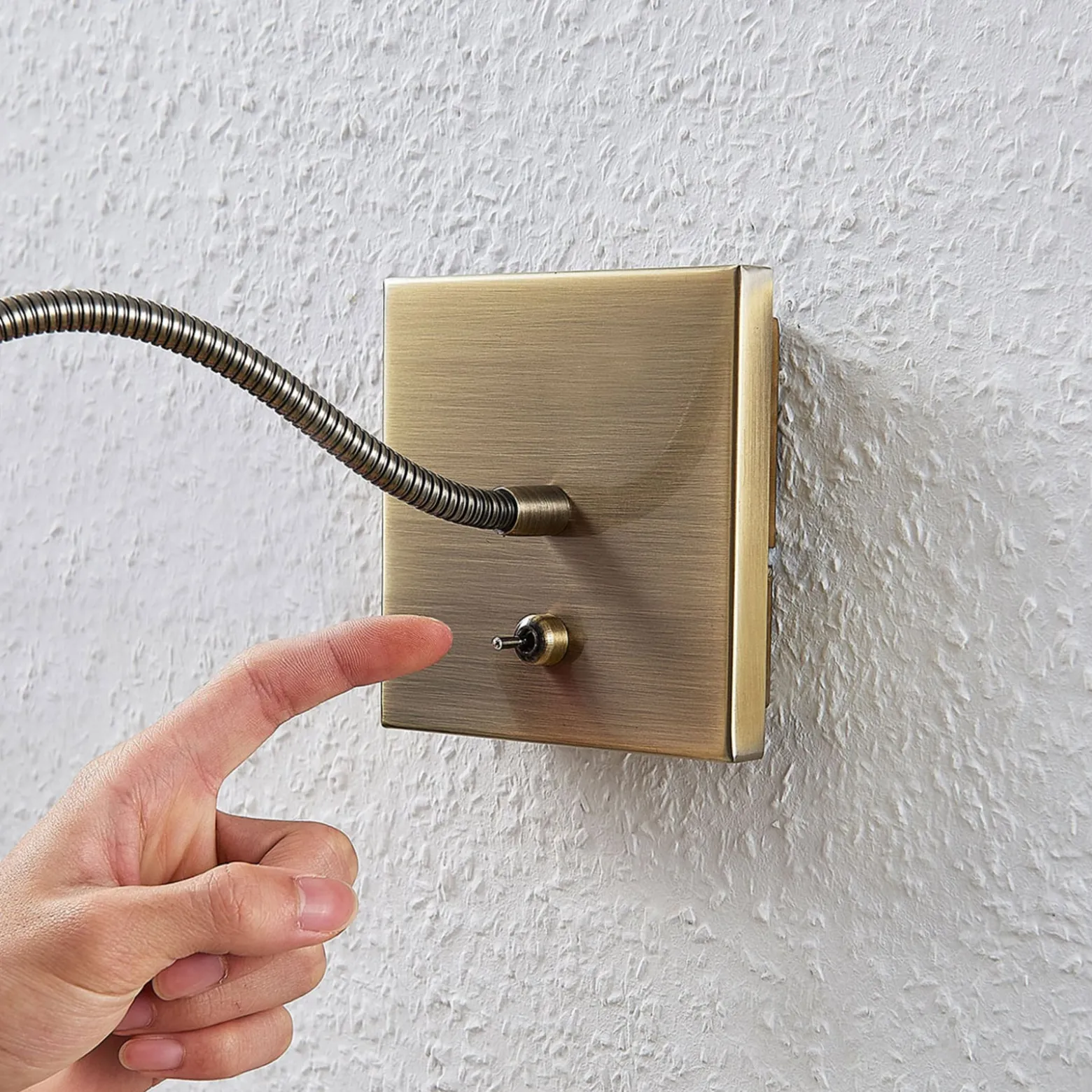 Lindby LED-seinävalaisin Mayar, messinki, metalli, lukulamppu, 11cm