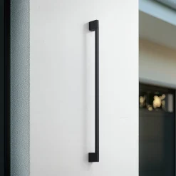 Lindby LED-seinävalaisin Neano, 120 cm, musta, metalli, IP54
