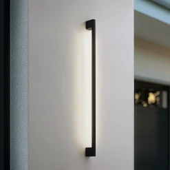 Lindby LED-seinävalaisin Neano, 120 cm, musta, metalli, IP54