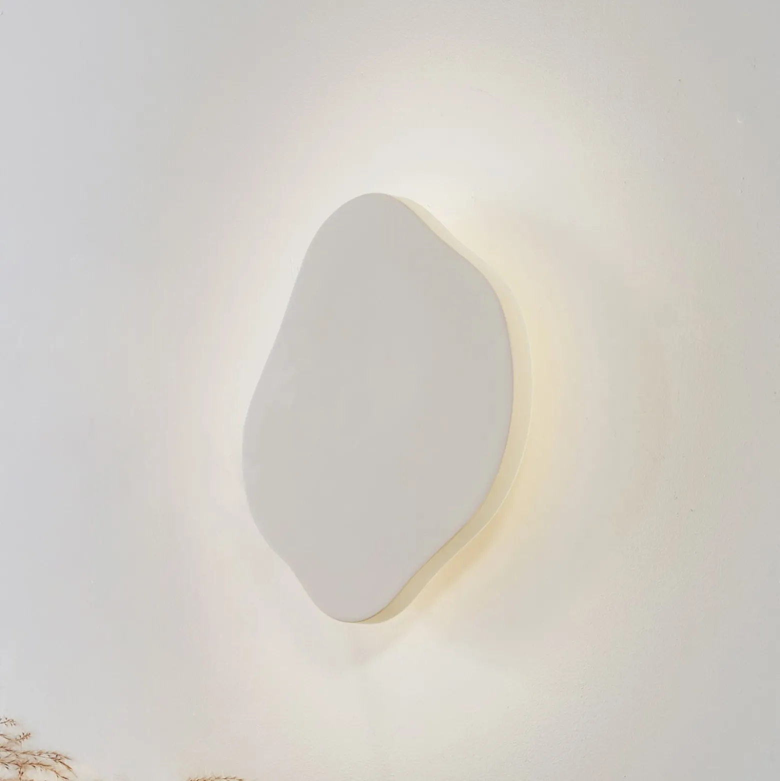 Lindby LED-seinävalaisin Nielson, beige, kipsi, korkeus 30 cm