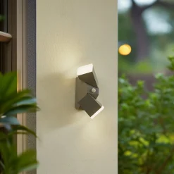 Lindby LED-seinävalaisin Sally, 22 cm, harmaa, IP54, anturi