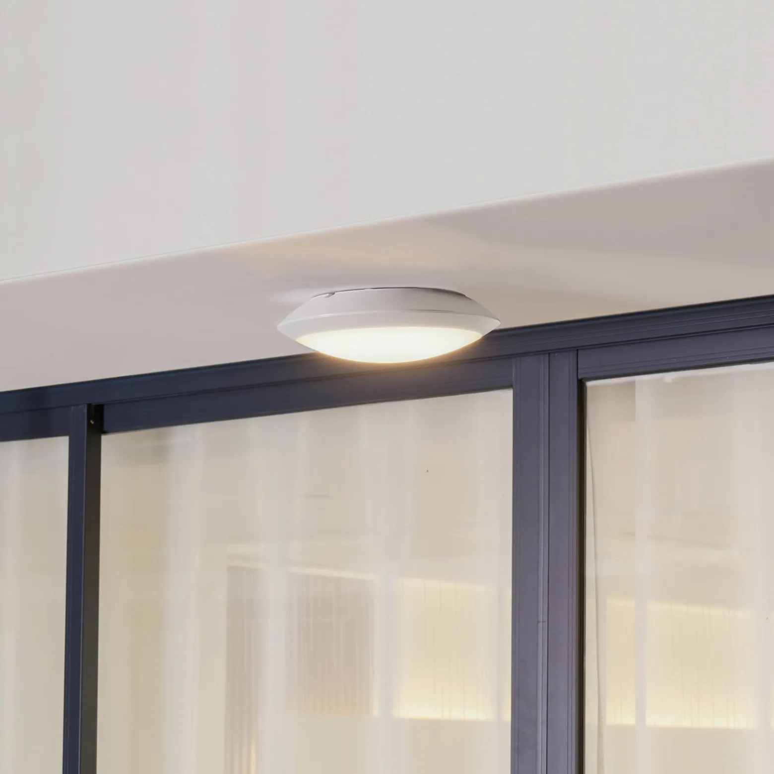 Lindby LED-ulkokattolamppu Naira, valkoinen, anturi, 30 cm, IP65